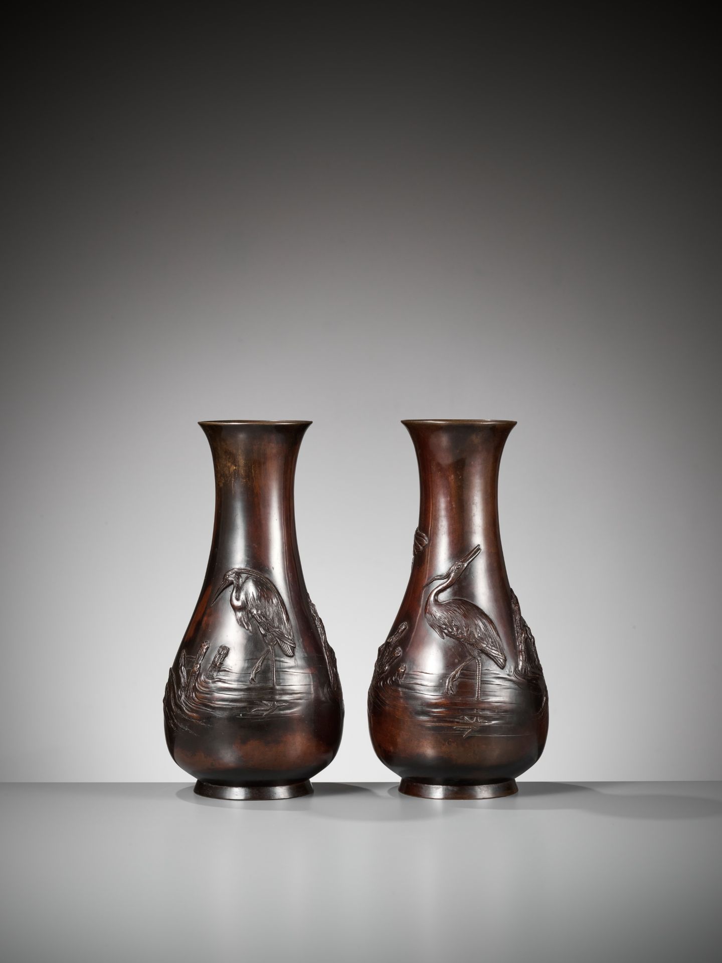 A PAIR OF BRONZE VASES DEPICTING EGRETS - Image 5 of 8