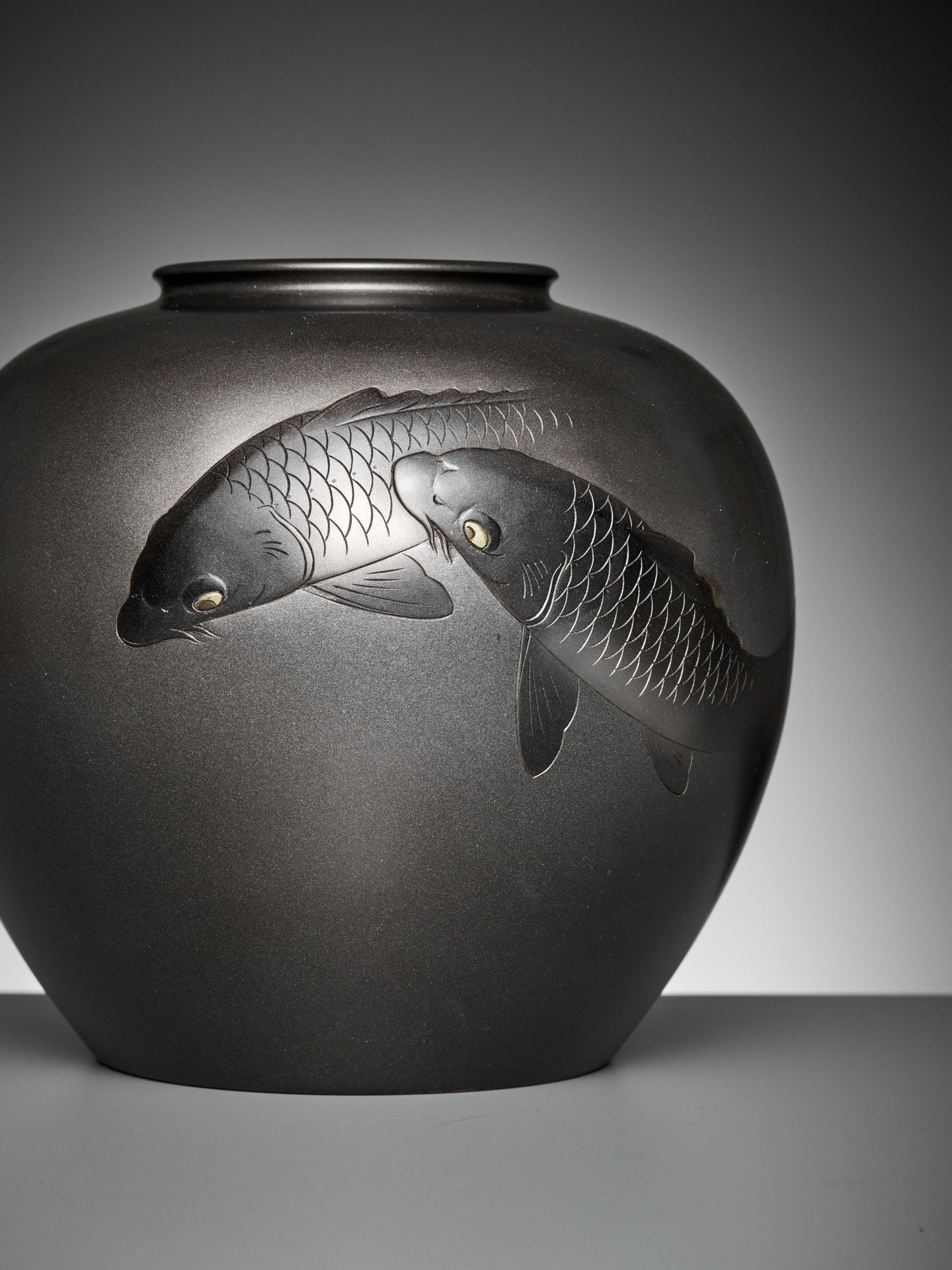 KOHO: A FINE BRONZE VASE WITH TWO CARPS - Image 2 of 12