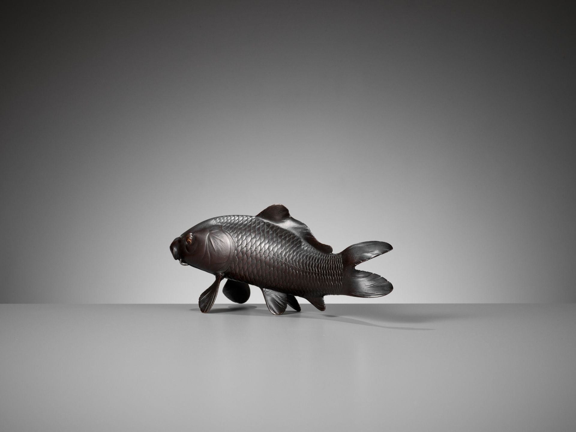 OSHIMA JOUN: A SUPERB BRONZE OKIMONO OF A CARP - Bild 5 aus 10