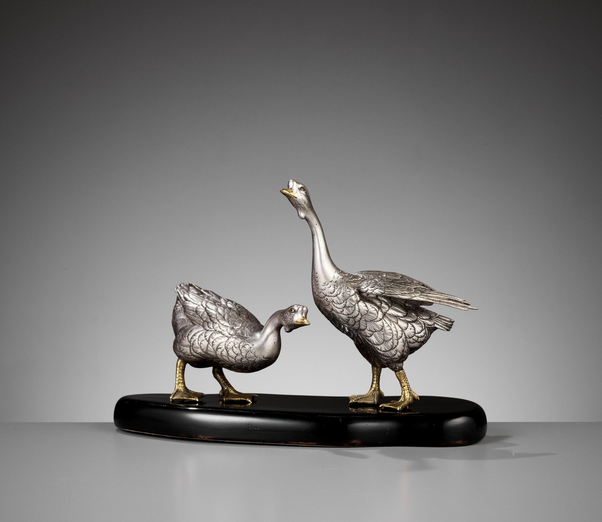 CHIKAYOSHI: A GILT AND SILVERED BRONZE OKIMONO OF TWO GEESE - Bild 2 aus 9