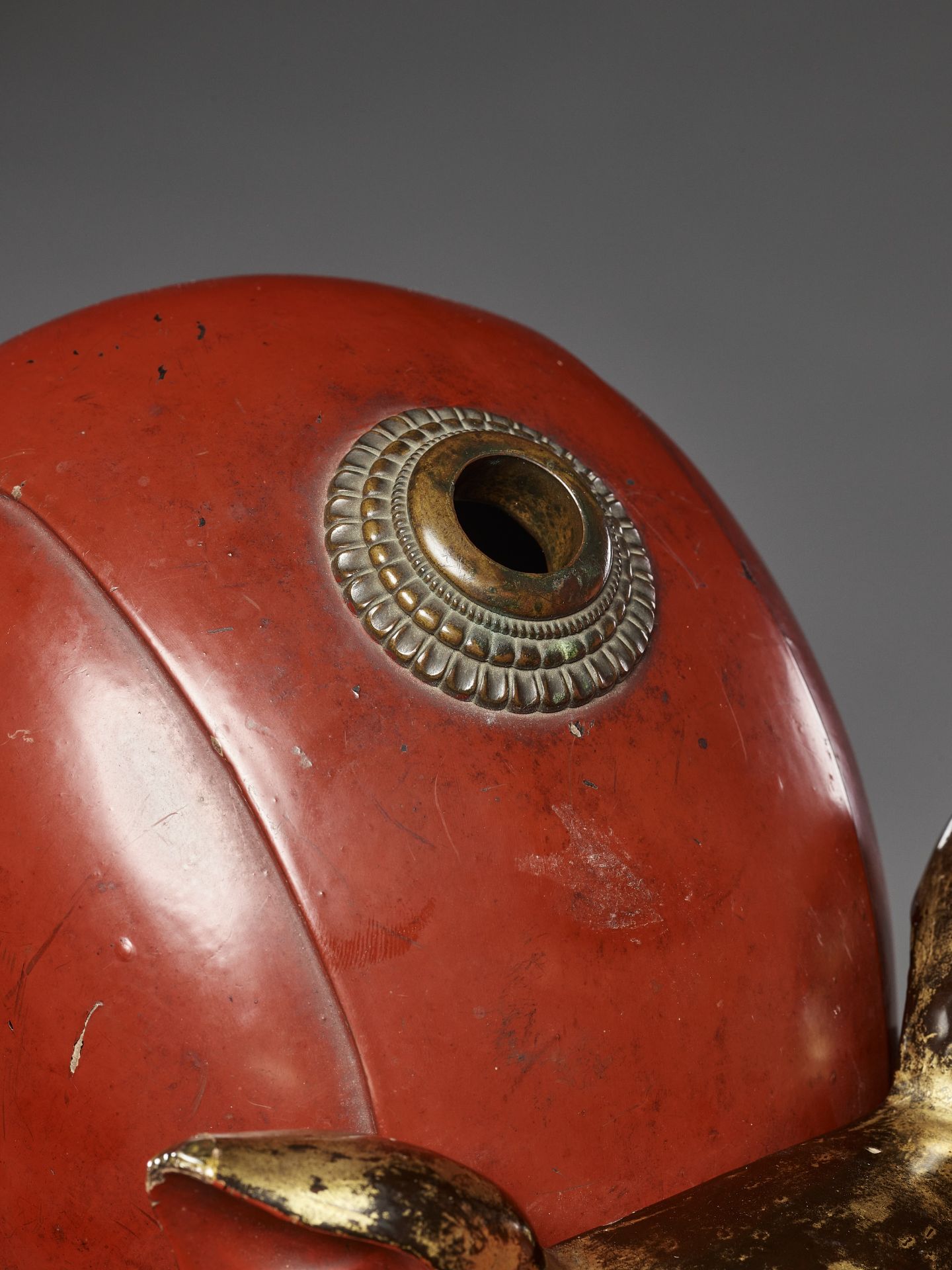 A RED-LACQUERED ZUNARI KABUTO WITH LION MASK MAEDATE - Image 2 of 10