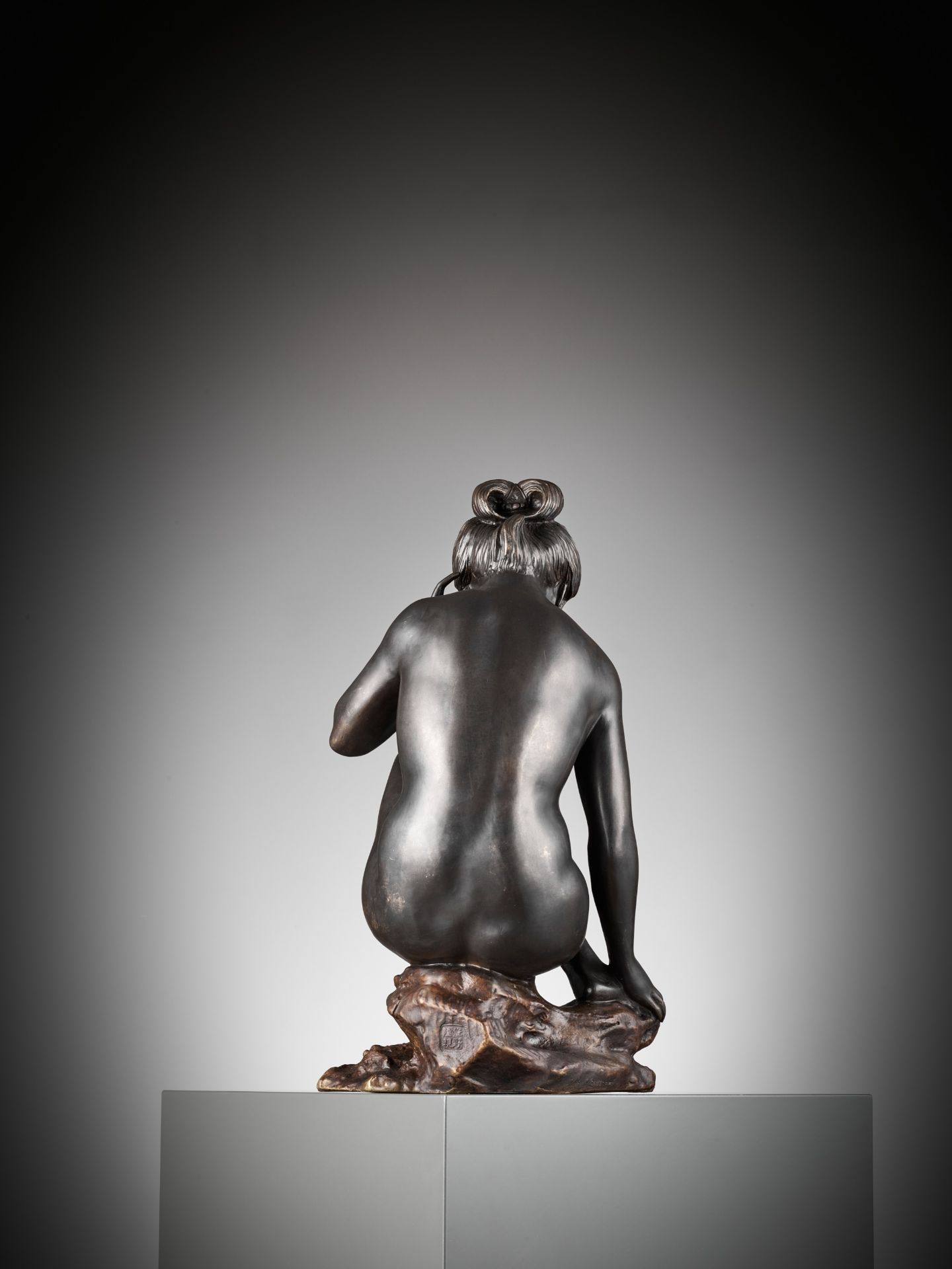 SANO TAKACHIKA: A MASTERFUL FIGURAL BRONZE STUDY OF A BATHING NUDE - Bild 10 aus 16