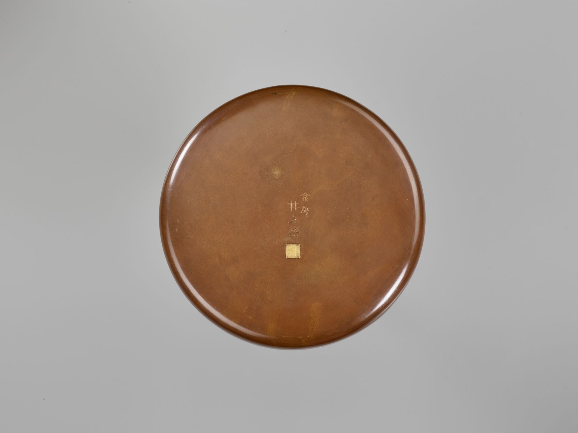 INOUE OF KYOTO: A SUPERB AND LARGE CIRCULAR INLAID BRONZE BOX AND COVER - Image 8 of 9