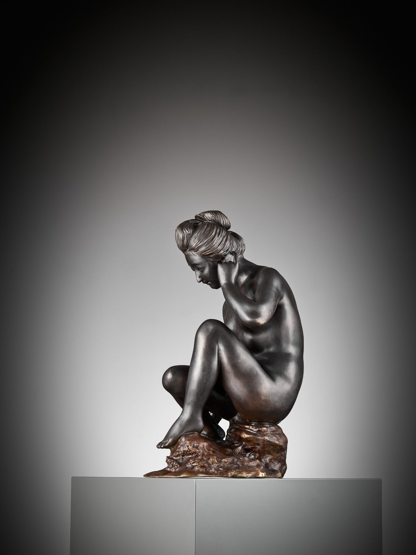 SANO TAKACHIKA: A MASTERFUL FIGURAL BRONZE STUDY OF A BATHING NUDE - Bild 9 aus 16