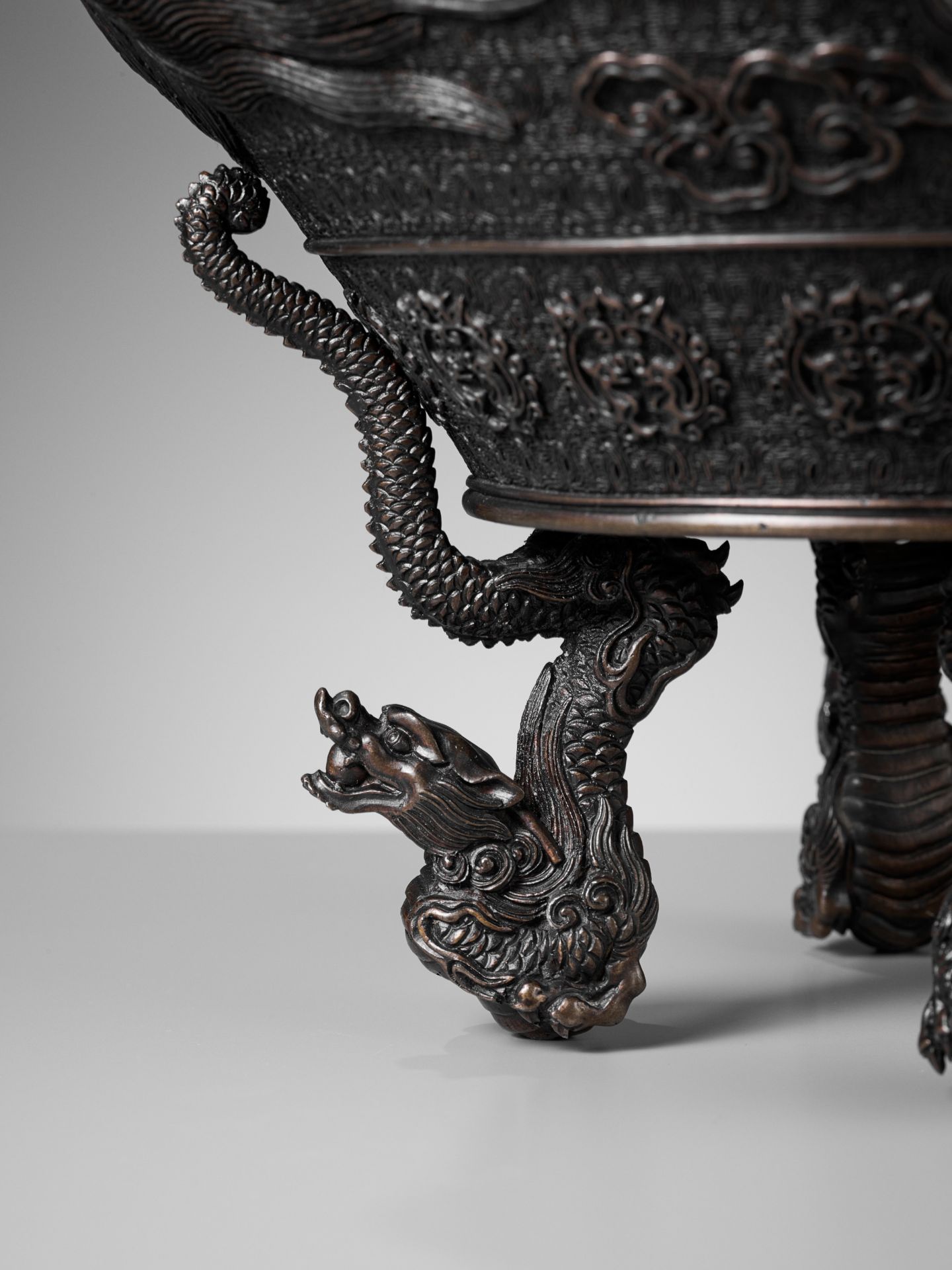 OSHIMA JOUN: A SUPERB AND LARGE BRONZE KORO AND COVER WITH MYTHICAL BEASTS AND SHISHIMAI MONKEYS - Image 6 of 15