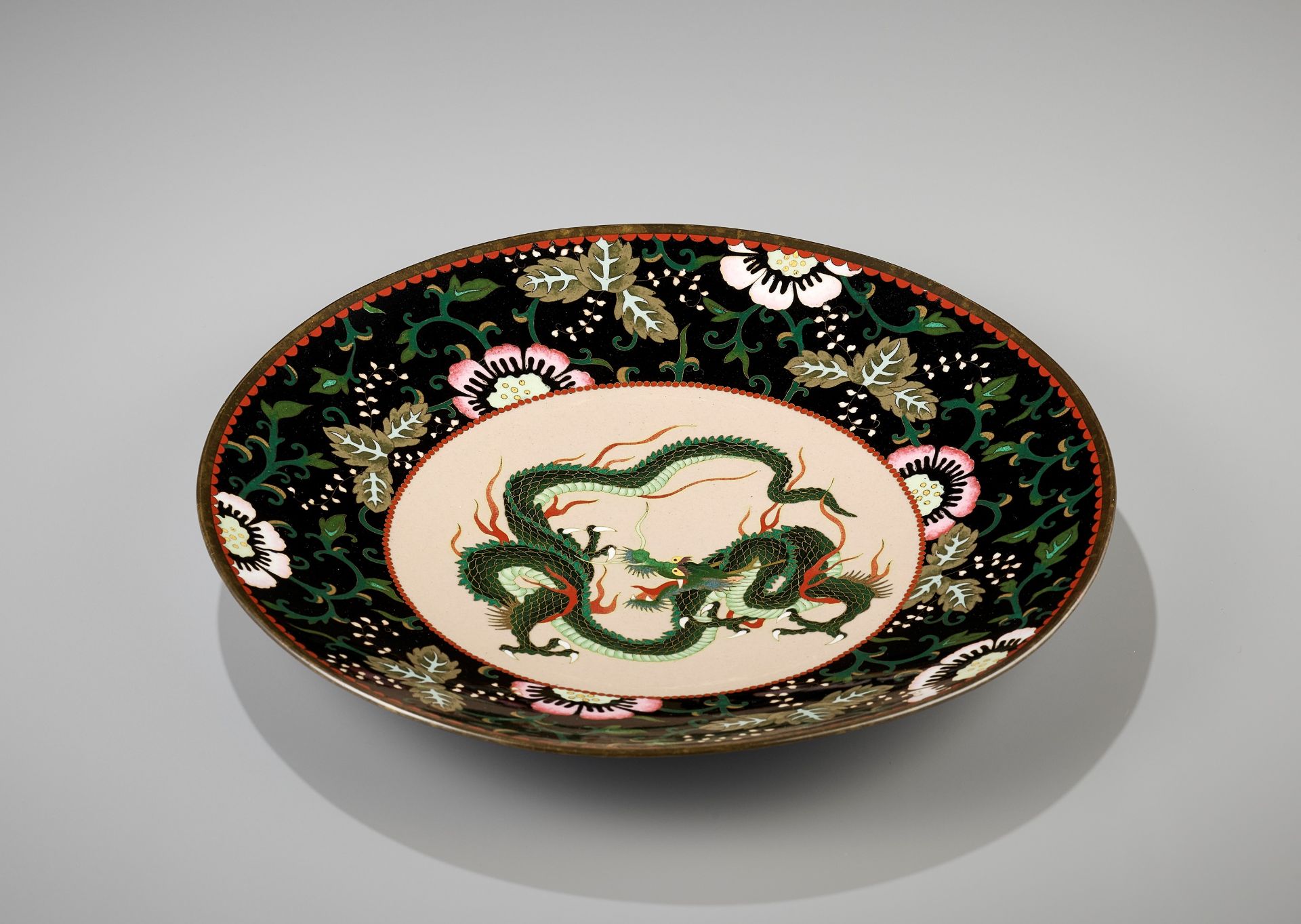 A DRAMATIC CLOISONNÃ‰-ENAMEL DRAGON PLATE - Image 2 of 6