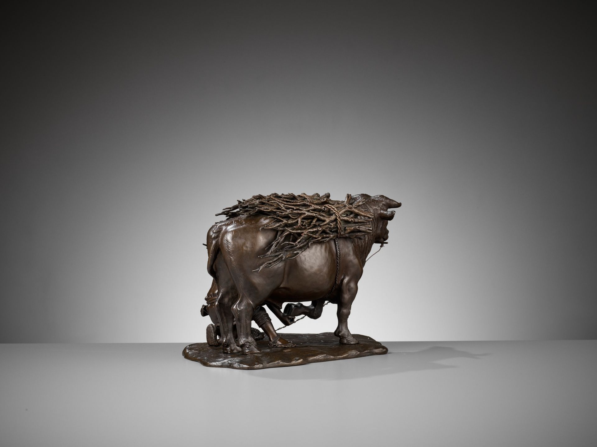 AKASOFU GYOKKO: A FINE AND LARGE BRONZE MODEL OF AN OX AND OXHERD - Bild 5 aus 9