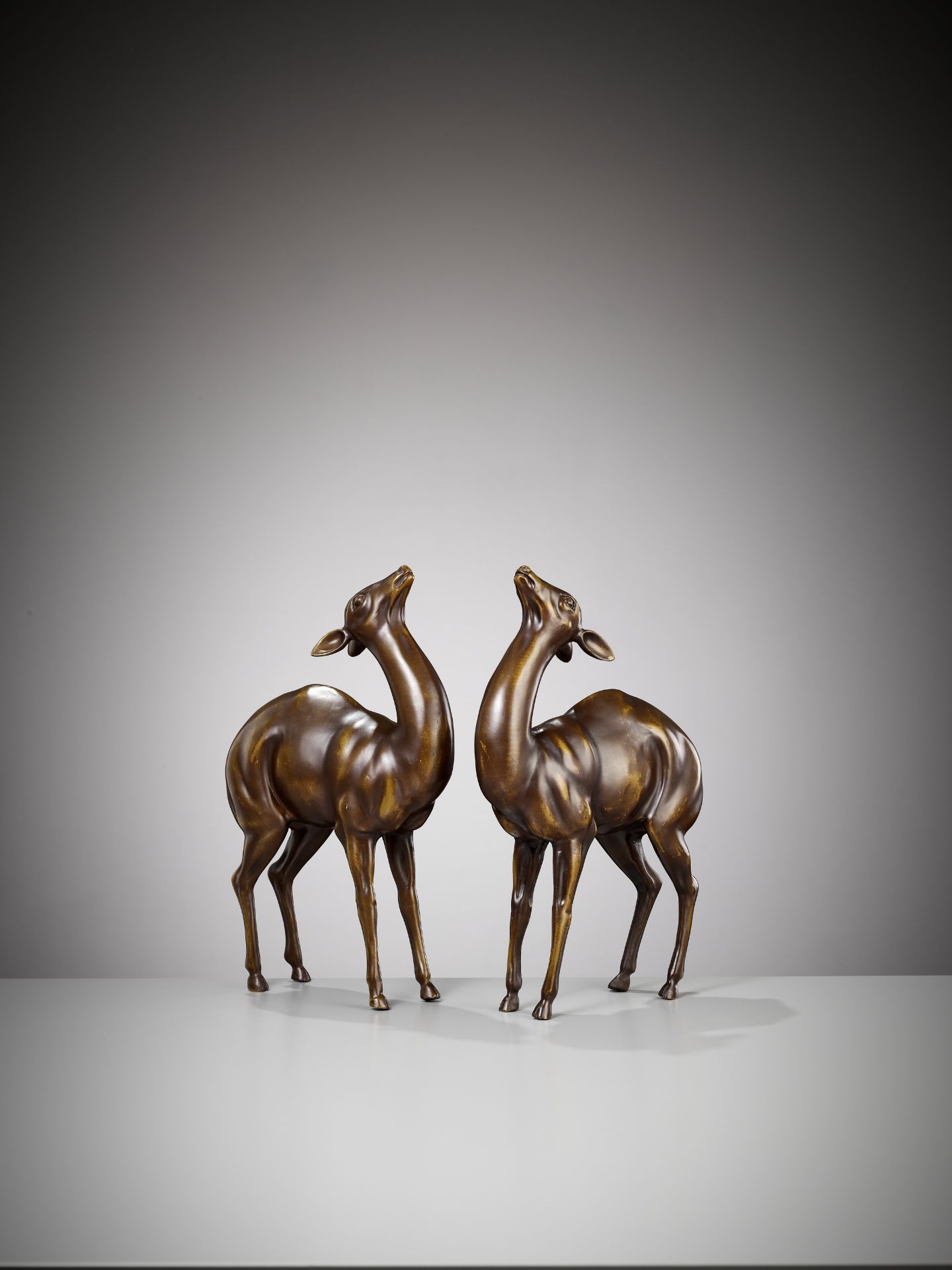 A PAIR OF FINE BRONZE OKIMONO OF DEER - Bild 6 aus 8