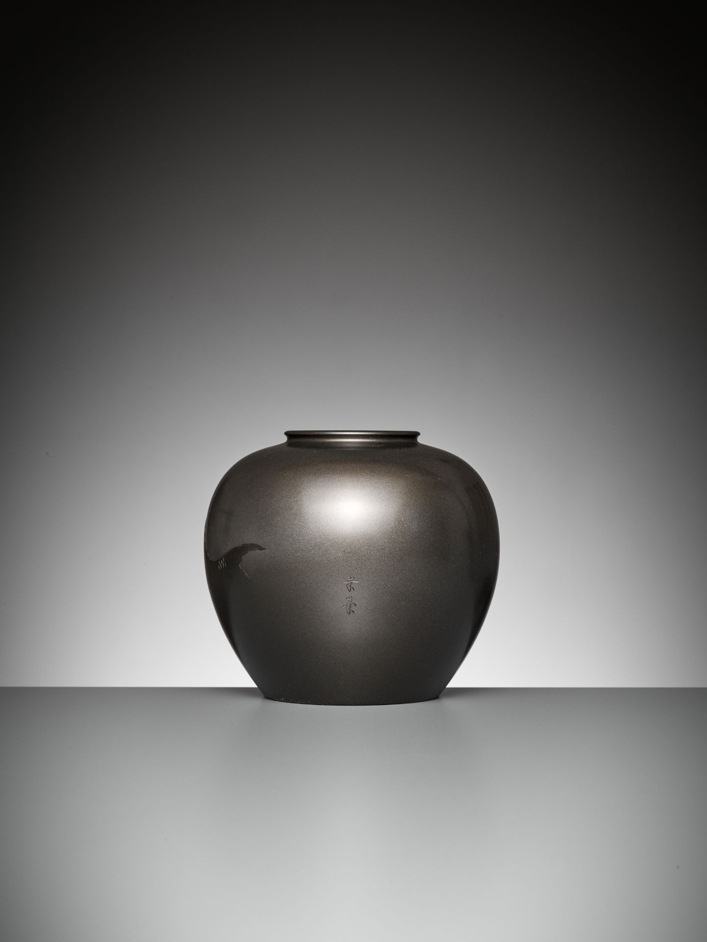 KOHO: A FINE BRONZE VASE WITH TWO CARPS - Image 6 of 12