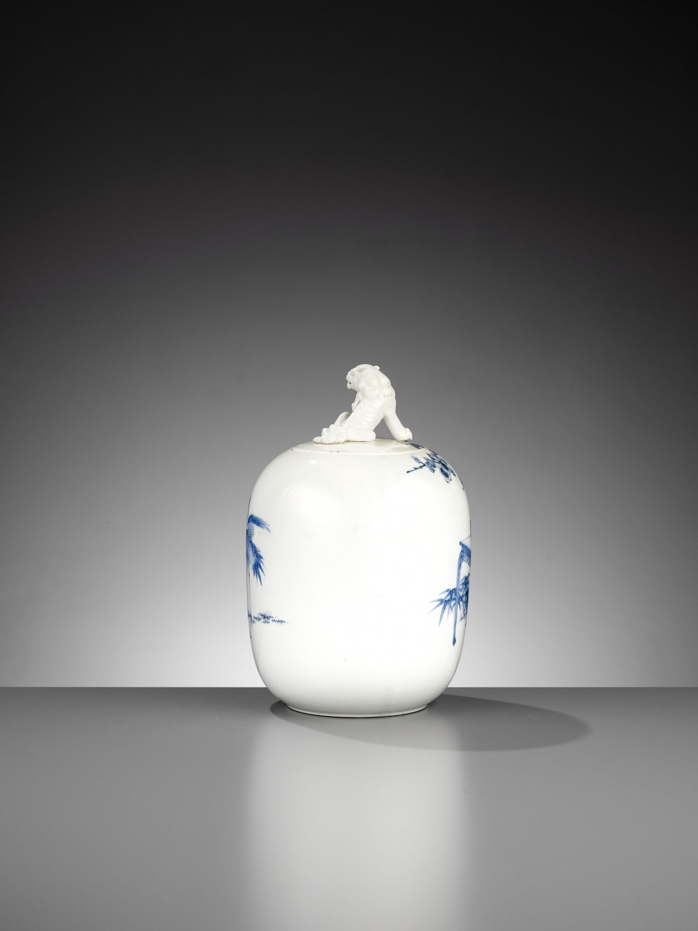 A LARGE HIRADO PORCELAIN OVOID WATER JAR (MIZUSASHI) AND COVER - Image 5 of 9