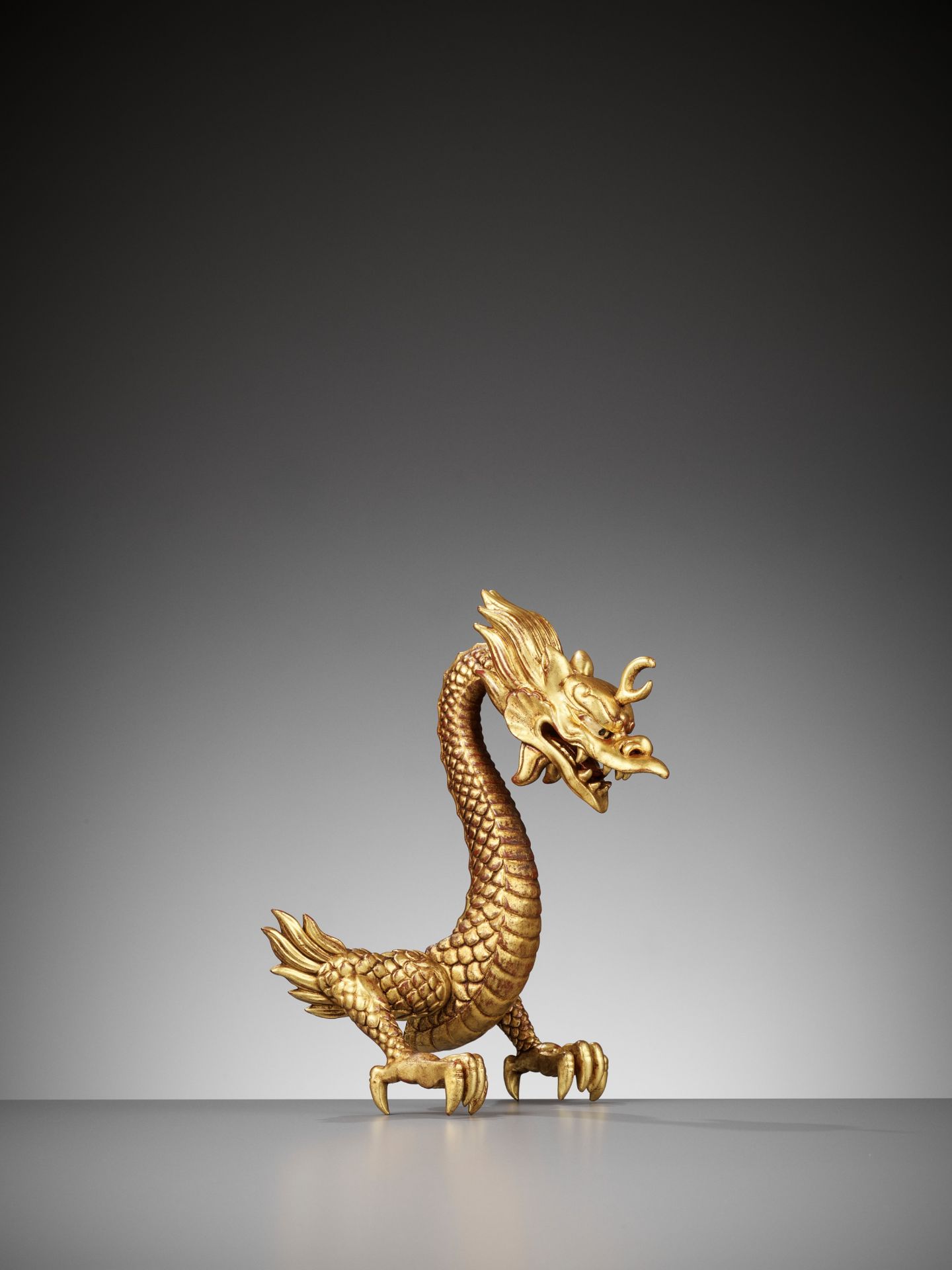 A RARE GOLD-LACQUERED WOOD MAEDATE IN THE FORM OF A DRAGON - Image 8 of 13