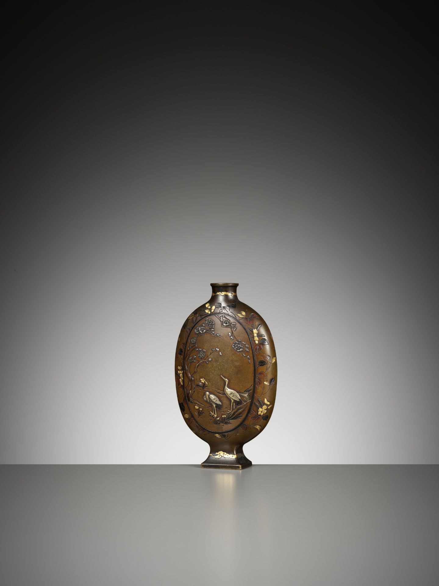 NOGAWA : A FINE PARCEL-GILT AND INLAID BRONZE 'CORMORANT FISHERMEN' MOON FLASK - Image 4 of 10