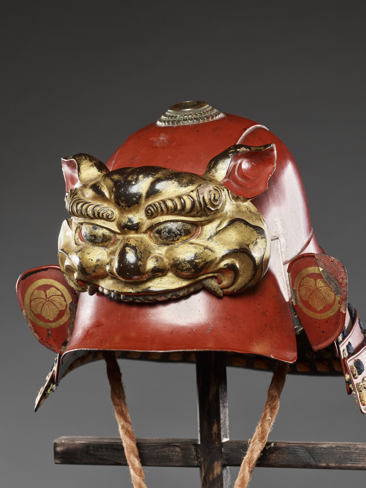 A RED-LACQUERED ZUNARI KABUTO WITH LION MASK MAEDATE - Image 3 of 10