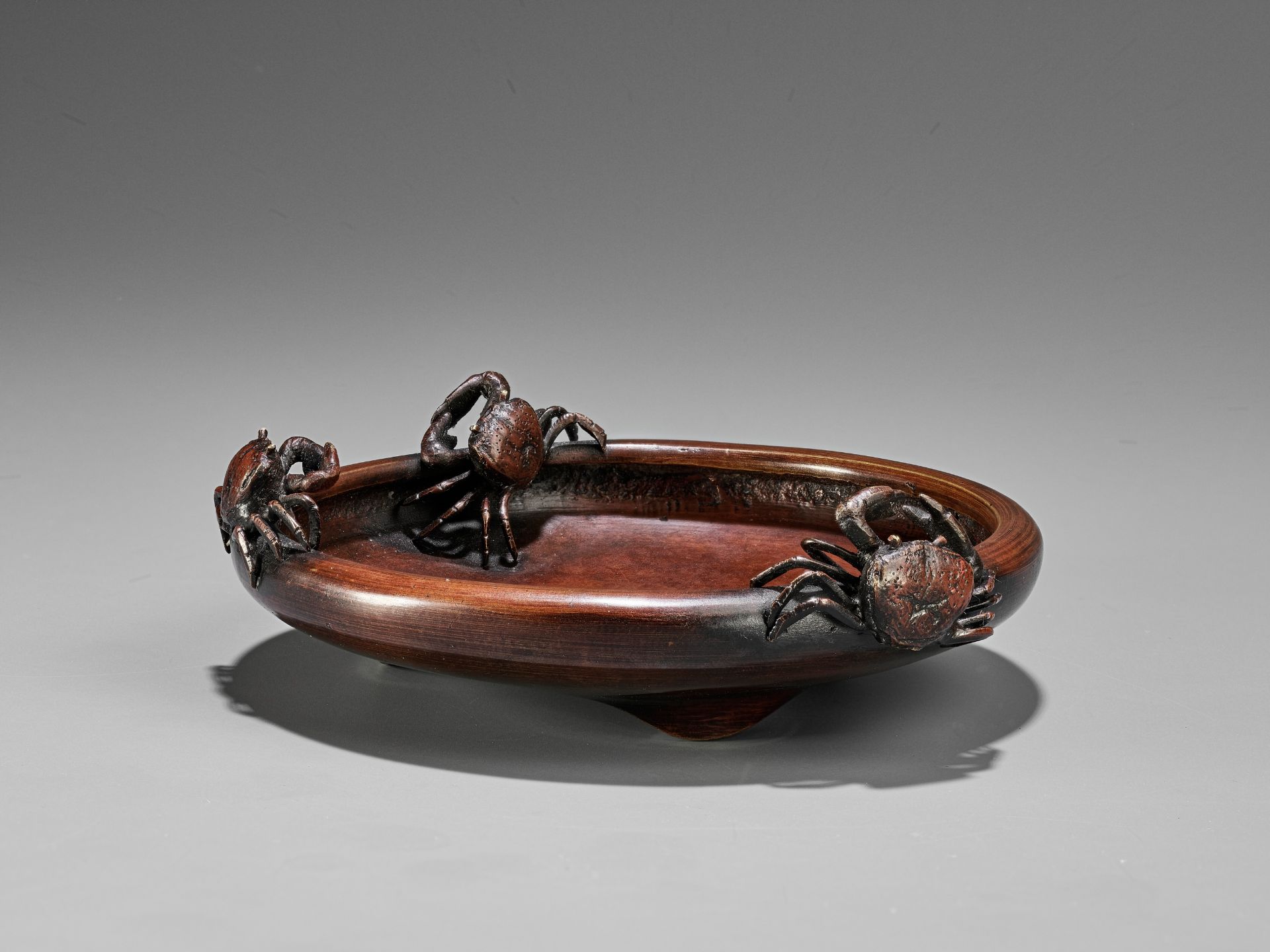 NOGAWA: A BRONZE TRIPOD CENSER WITH CRABS - Bild 2 aus 8