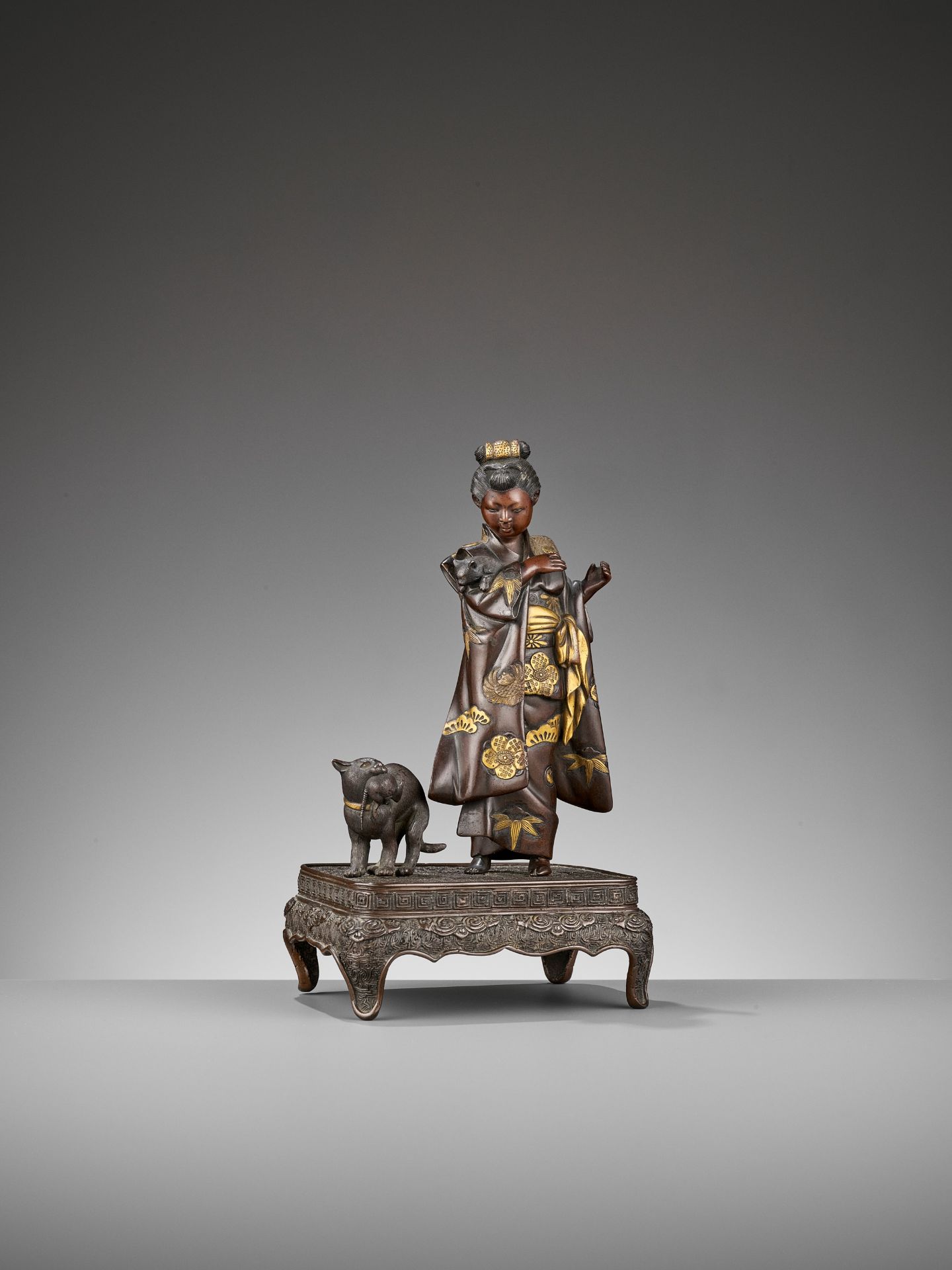 MIYAO: A RARE GOLD-INLAID BRONZE OKIMONO OF A LADY WITH CATS - Bild 5 aus 14