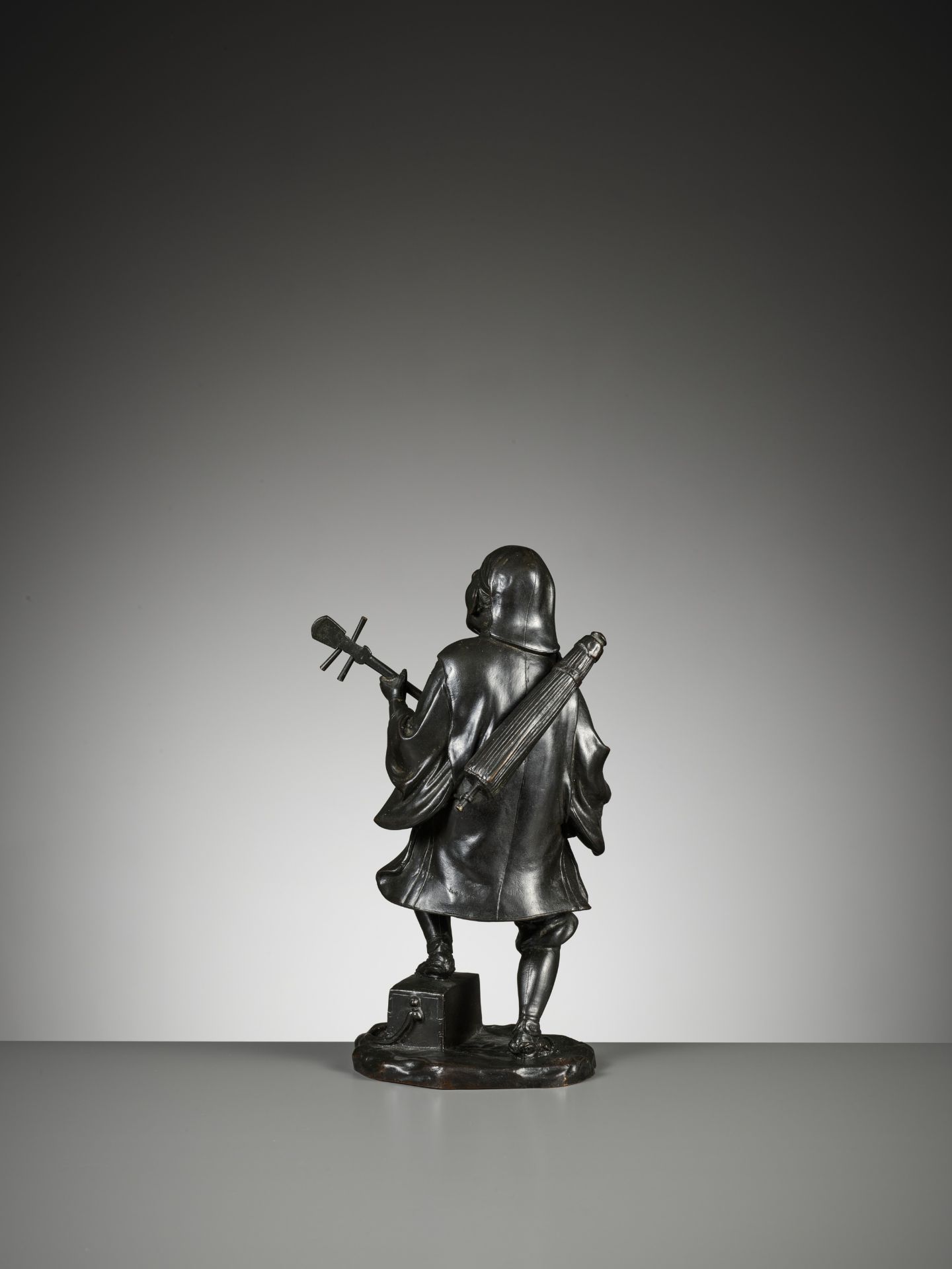 SEIYA: A BRONZE FIGURE OF A MUSICIAN PLAYING A SHAMISEN - Image 6 of 10