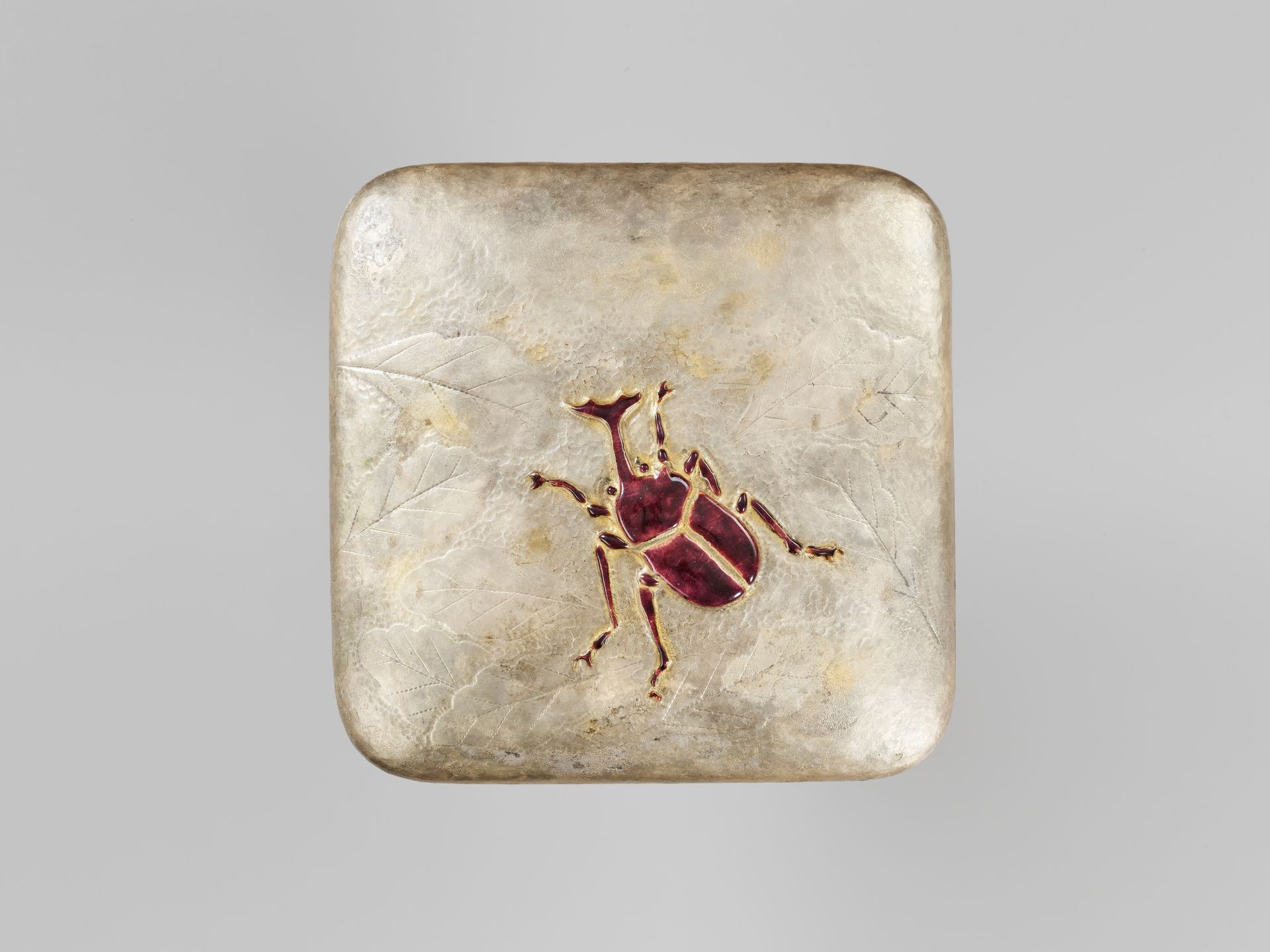 SANO HIROSHI: A CERAMIC-INLAID SILVERED-METAL BOX AND COVER WITH A STAG BEETLE - Image 4 of 12