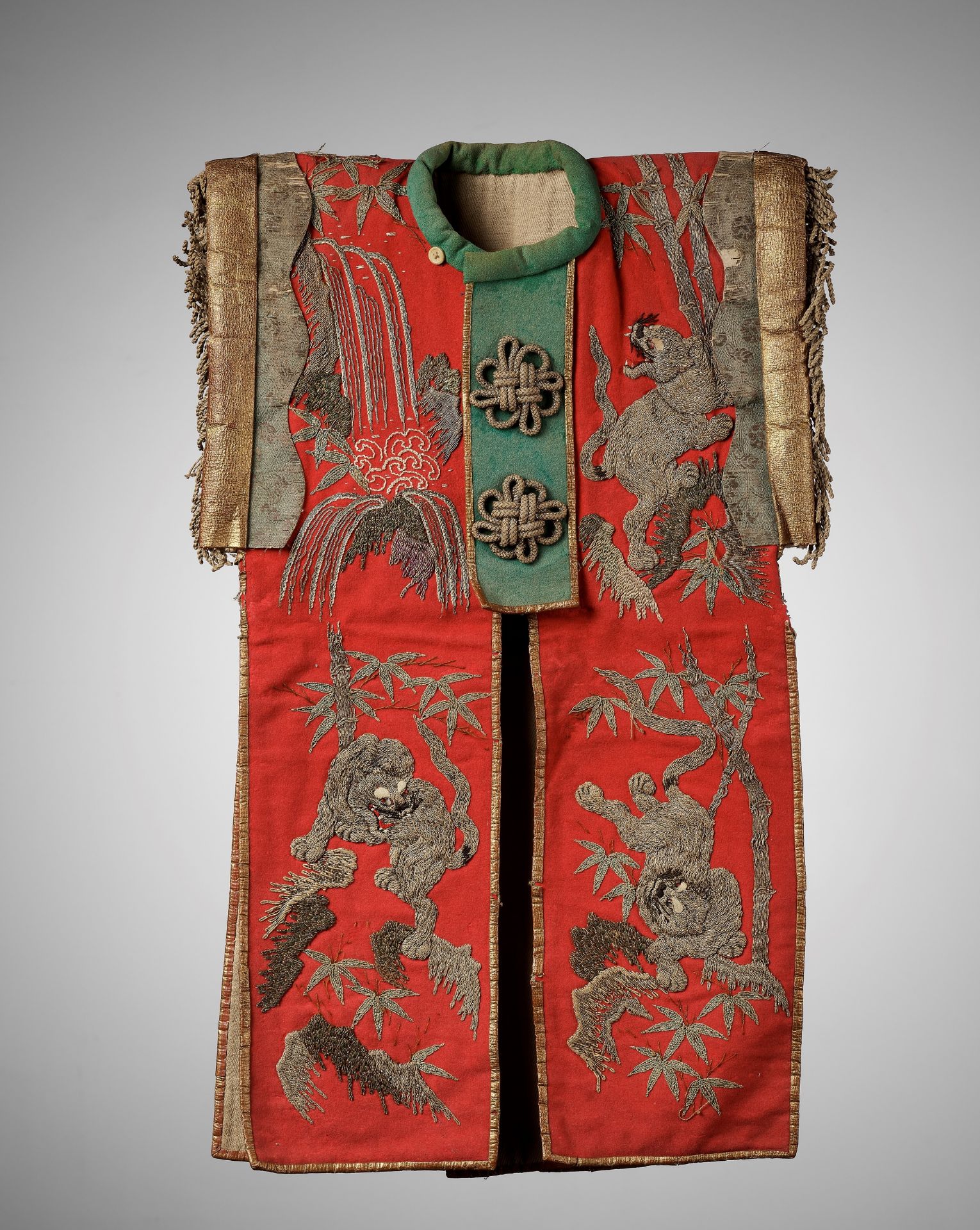 A JINBAORI (ARMOR SURCOAT) DEPICTING KATO KIYOMASA SLAYING A TIGER