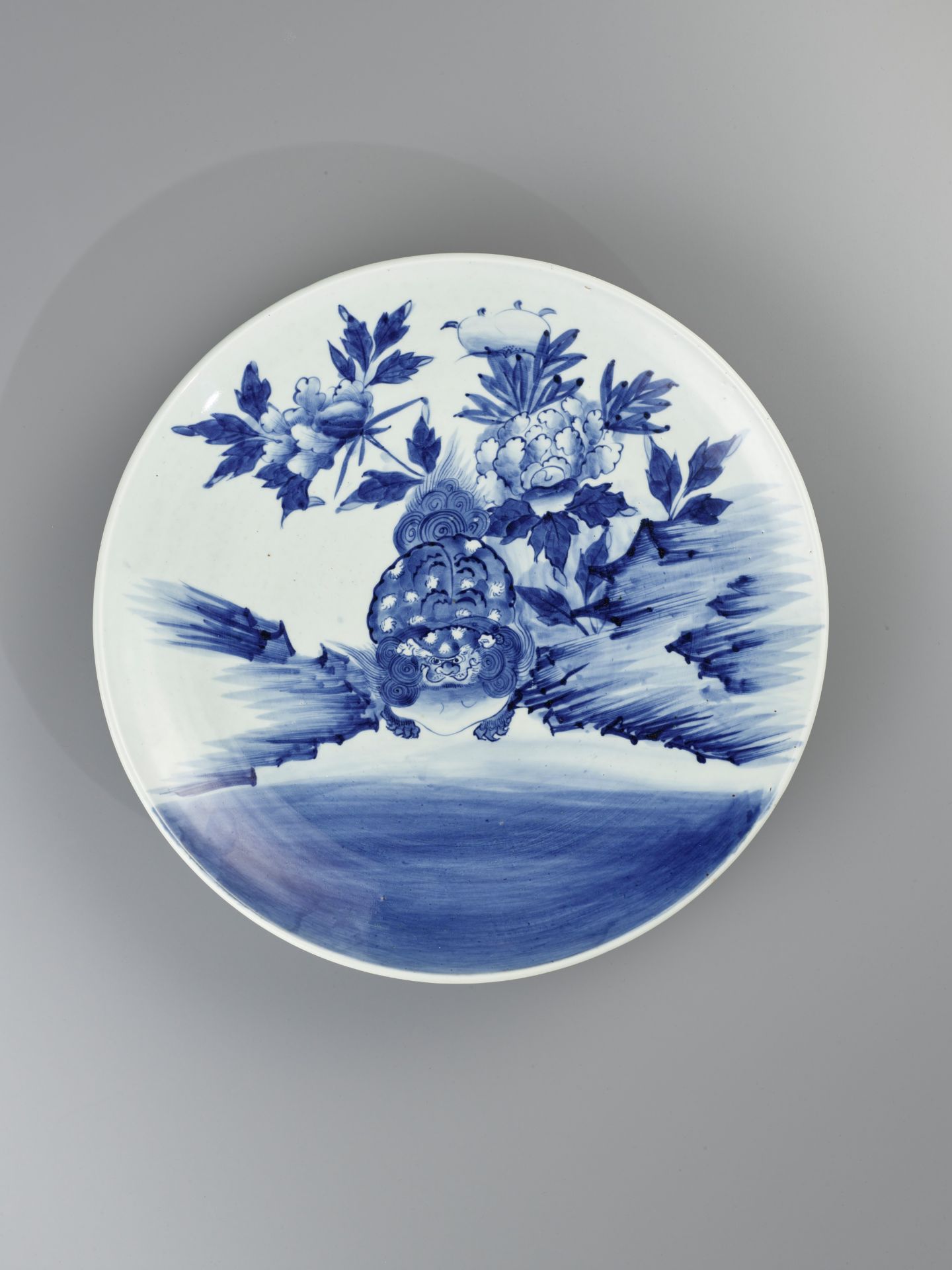 A MASSIVE BLUE AND WHITE ARITA PORCELAIN 'SHISHI' PLATE - Image 6 of 7