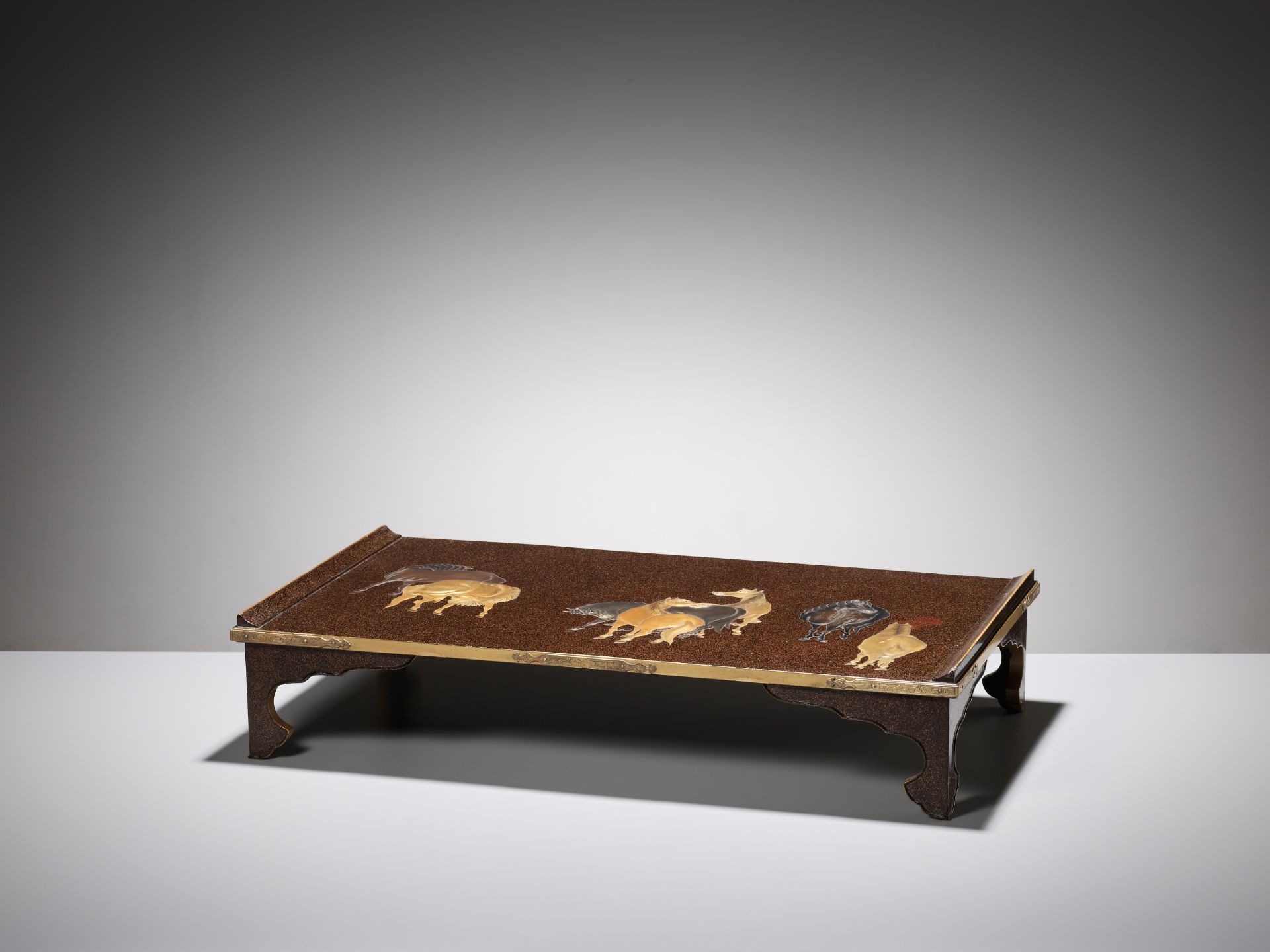 A RARE AND FINE LACQUER BUNDAI (WRITING TABLE) WITH SEVEN HORSES - Image 5 of 8