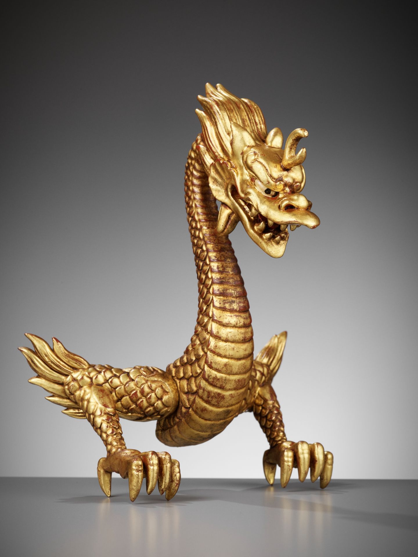 A RARE GOLD-LACQUERED WOOD MAEDATE IN THE FORM OF A DRAGON - Image 11 of 13