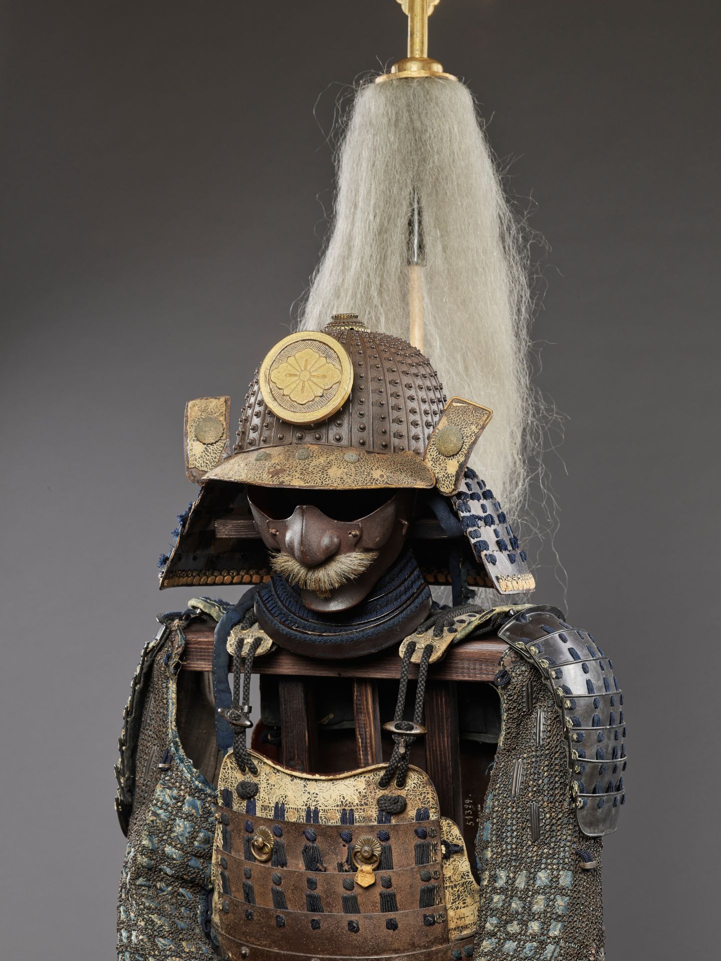 A SUIT OF ARMOR WITH A SUJIBACHI KABUTO BY KATSUHISA MYOCHIN AND A FALCON SASHIMONO - Image 5 of 12