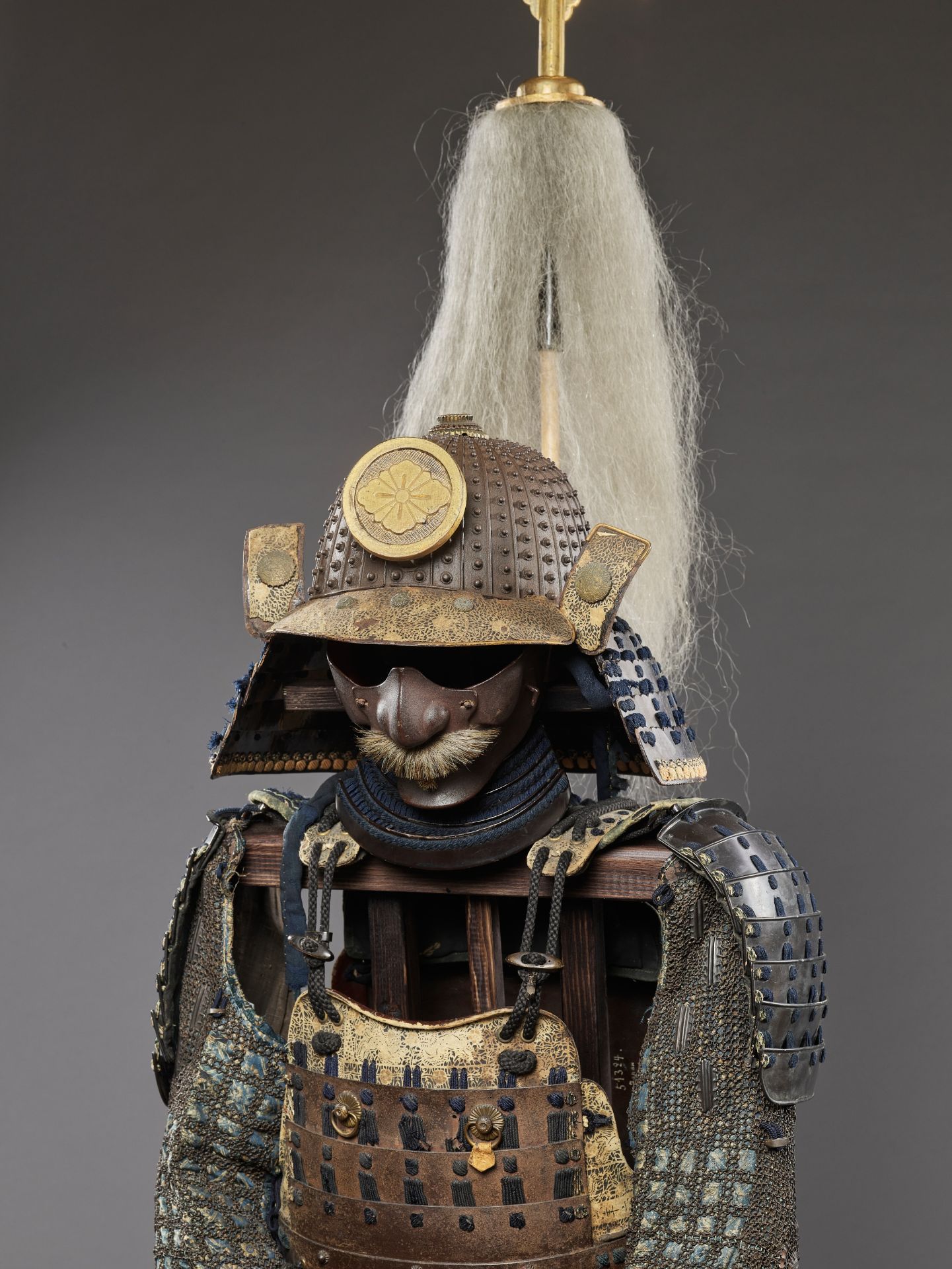 A SUIT OF ARMOR WITH A SUJIBACHI KABUTO BY KATSUHISA MYOCHIN AND A FALCON SASHIMONO - Bild 5 aus 12