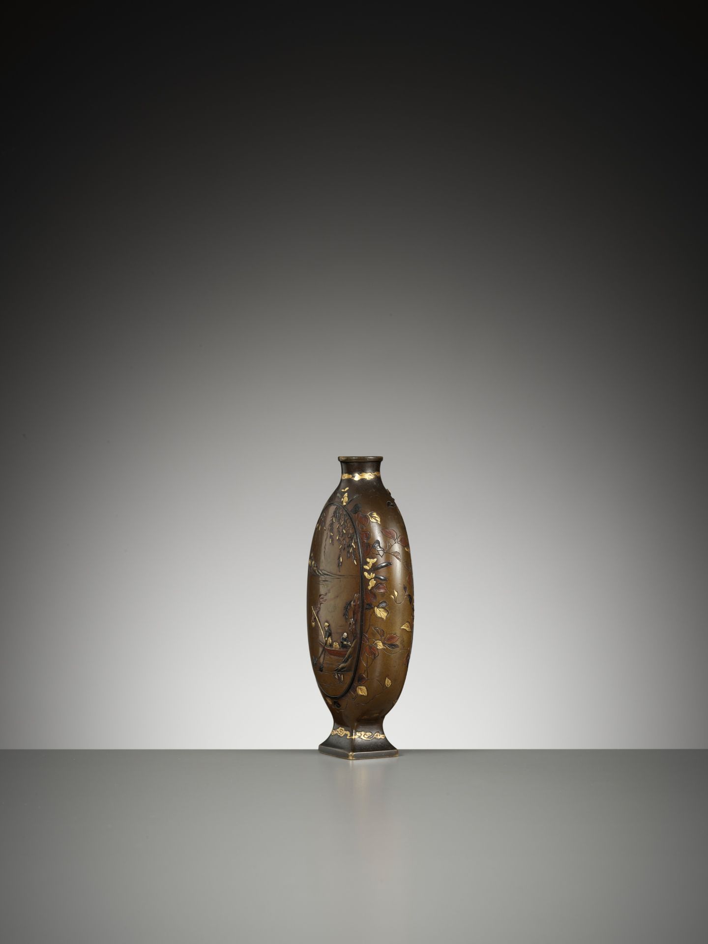 NOGAWA : A FINE PARCEL-GILT AND INLAID BRONZE 'CORMORANT FISHERMEN' MOON FLASK - Image 6 of 10