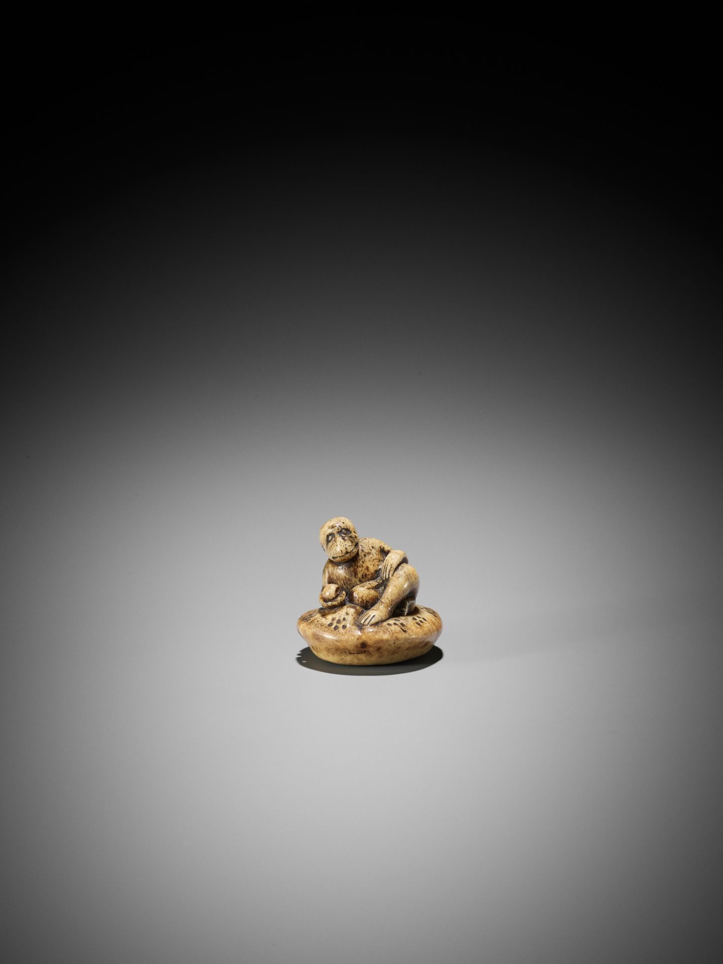 A STAG ANTLER NETSUKE OF A MONKEY HOLDING A PEACH - Image 3 of 8