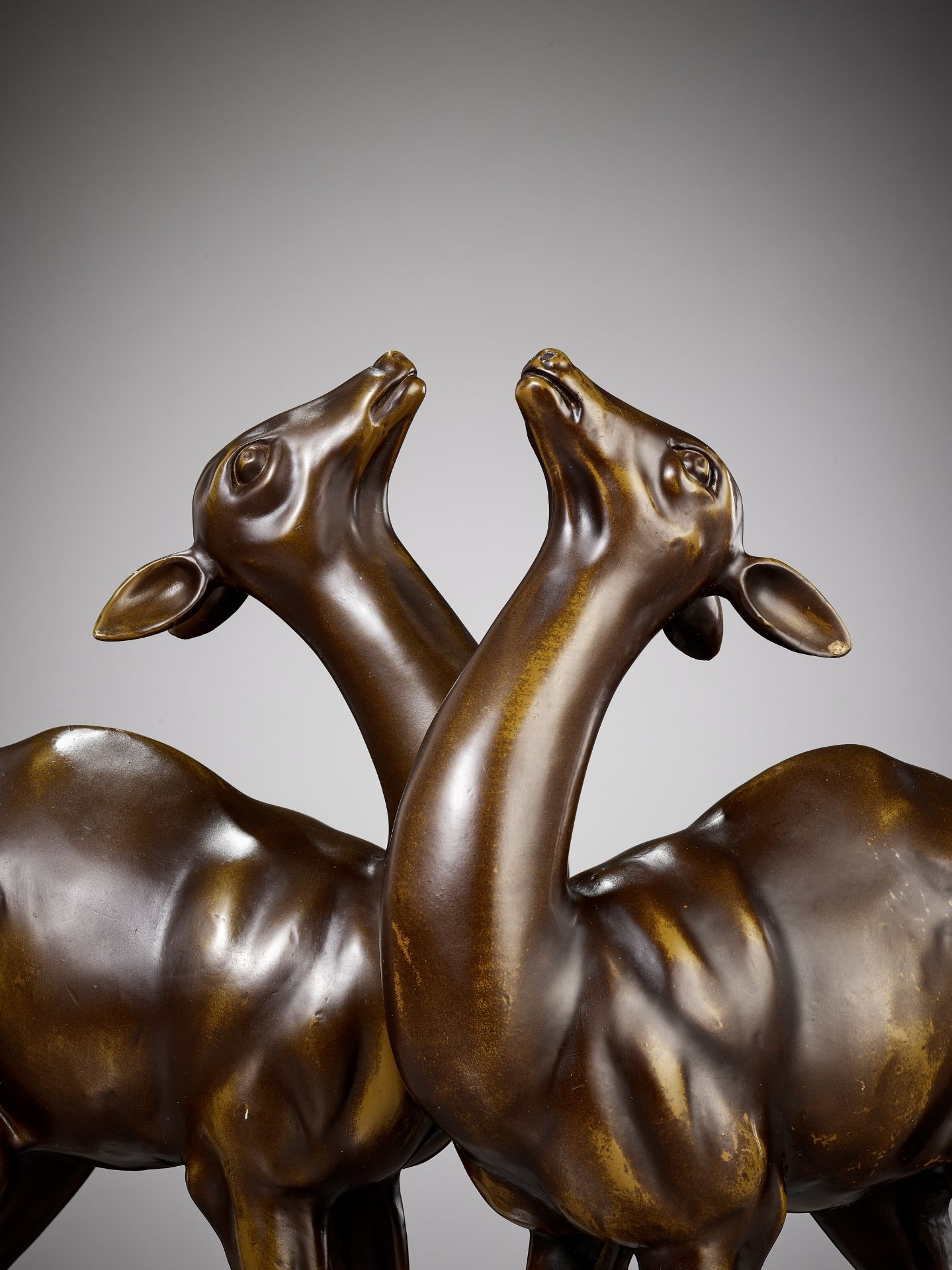 A PAIR OF FINE BRONZE OKIMONO OF DEER - Bild 2 aus 8