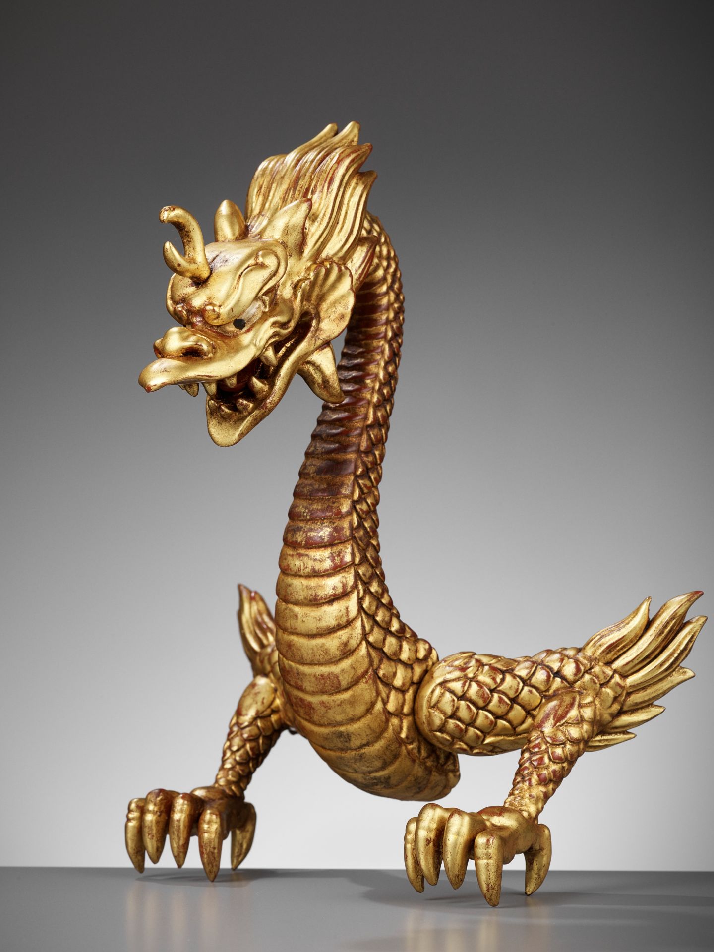 A RARE GOLD-LACQUERED WOOD MAEDATE IN THE FORM OF A DRAGON - Image 10 of 13