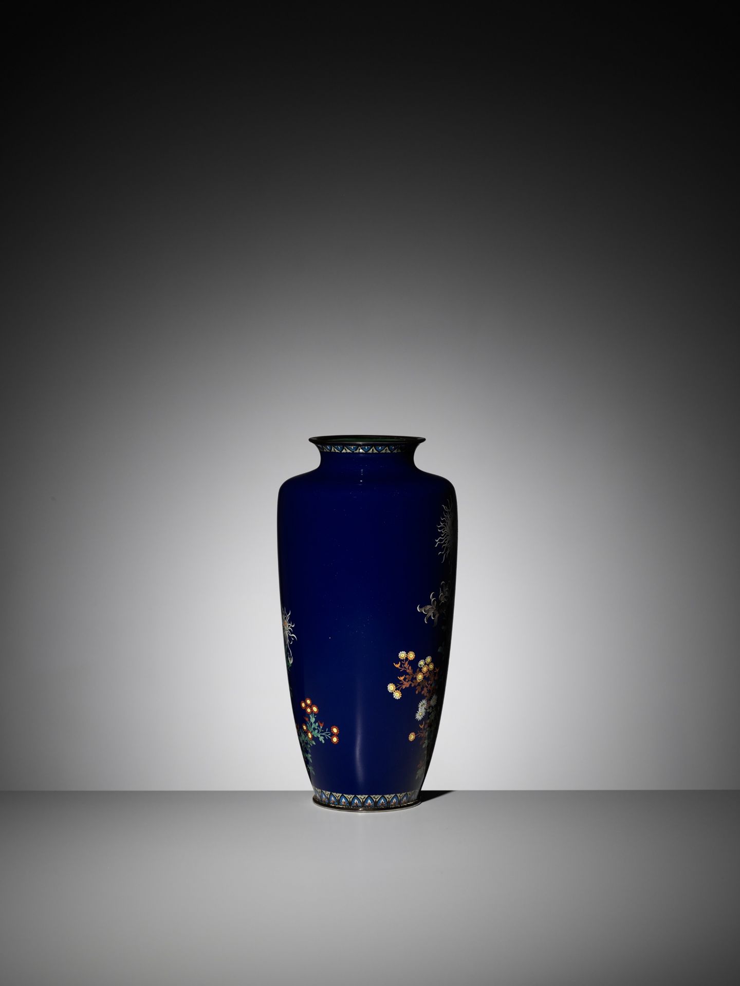 A LARGE MIDNIGHT-BLUE CLOISONNÃ‰ VASE WITH FLOWERS - Image 6 of 10