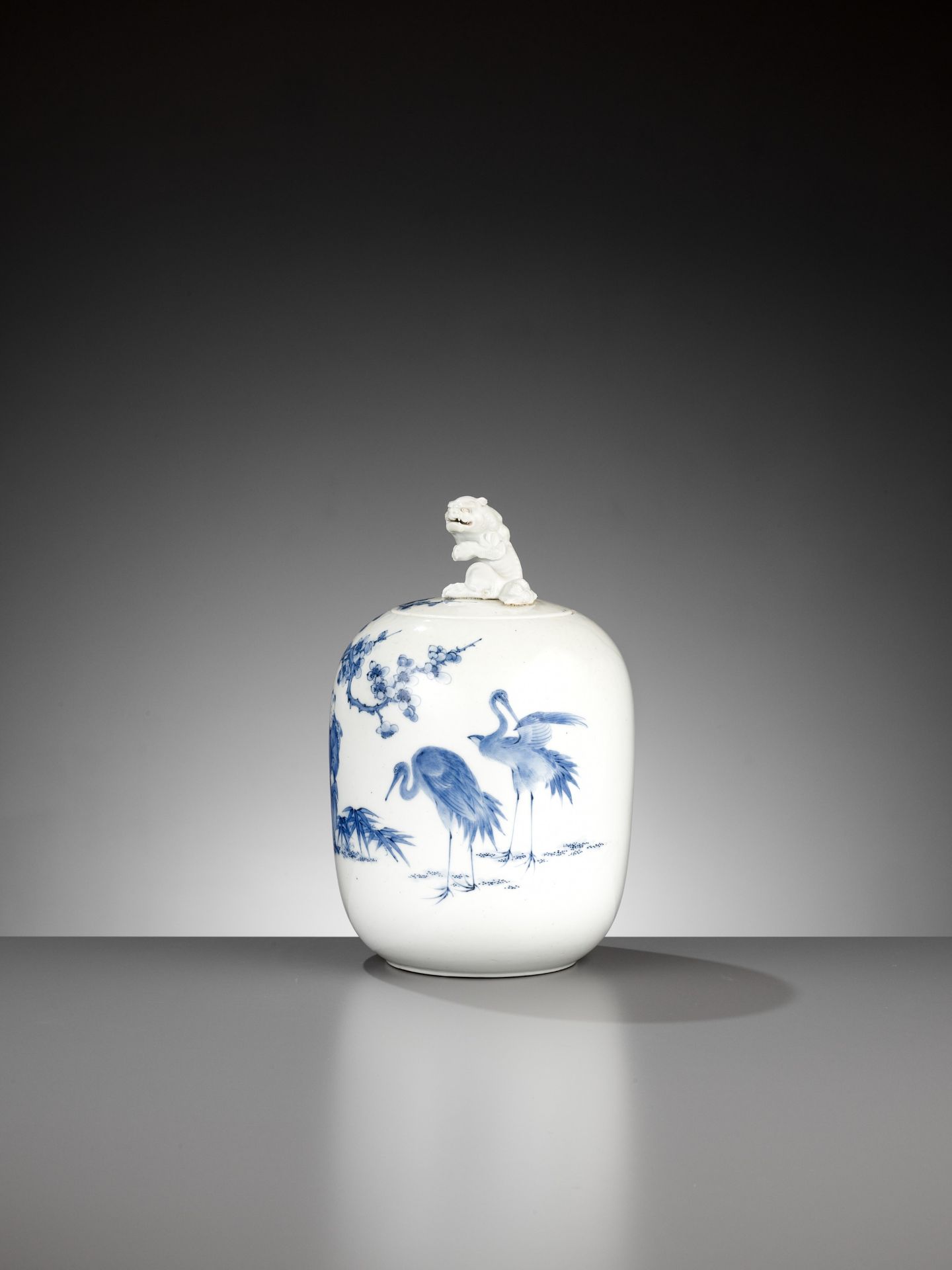 A LARGE HIRADO PORCELAIN OVOID WATER JAR (MIZUSASHI) AND COVER - Image 3 of 9