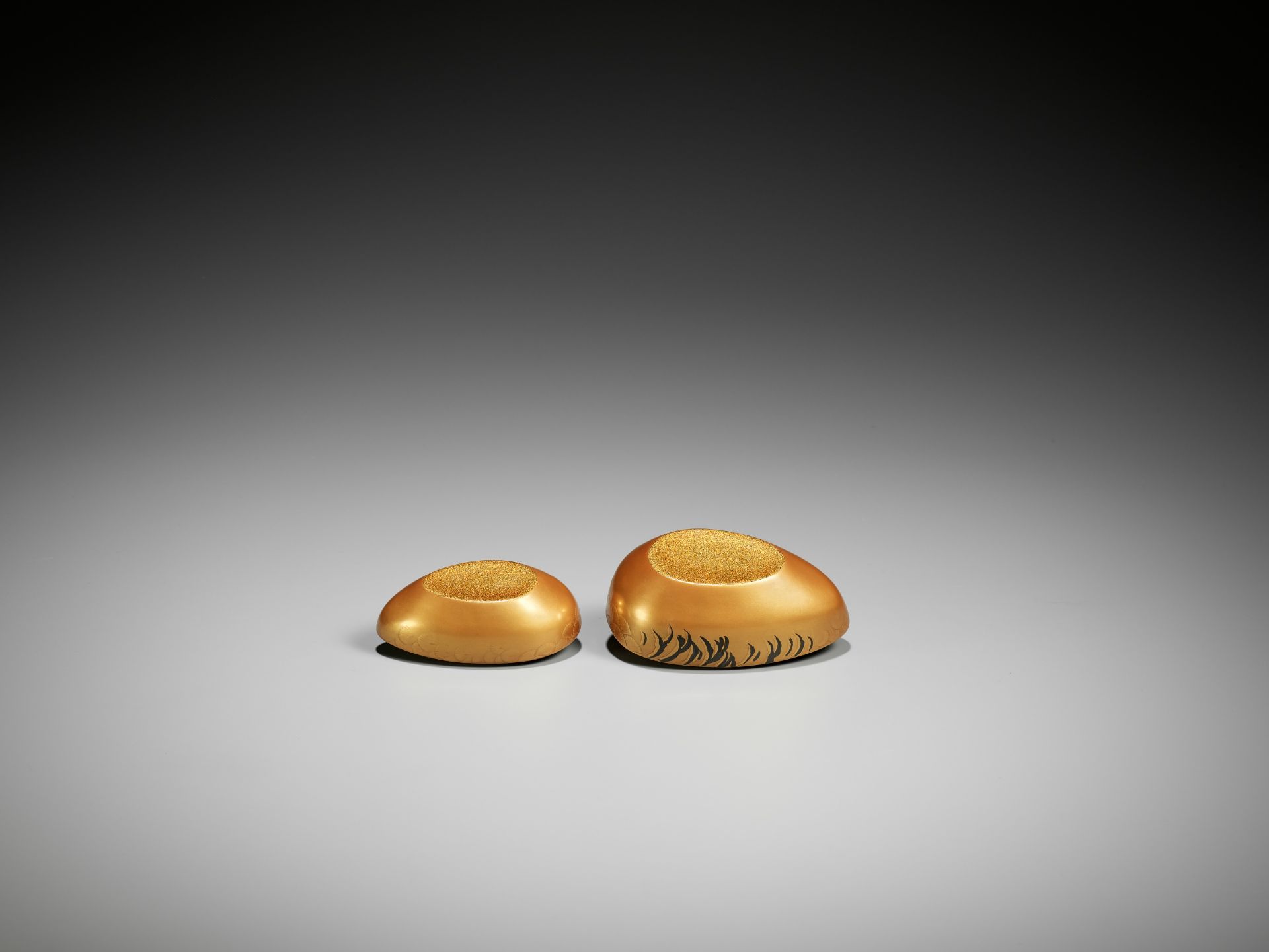 A PAIR OF GOLD LACQUER DUCK-FORM KOGO (INCENSE BOXES) AND COVERS - Image 9 of 9