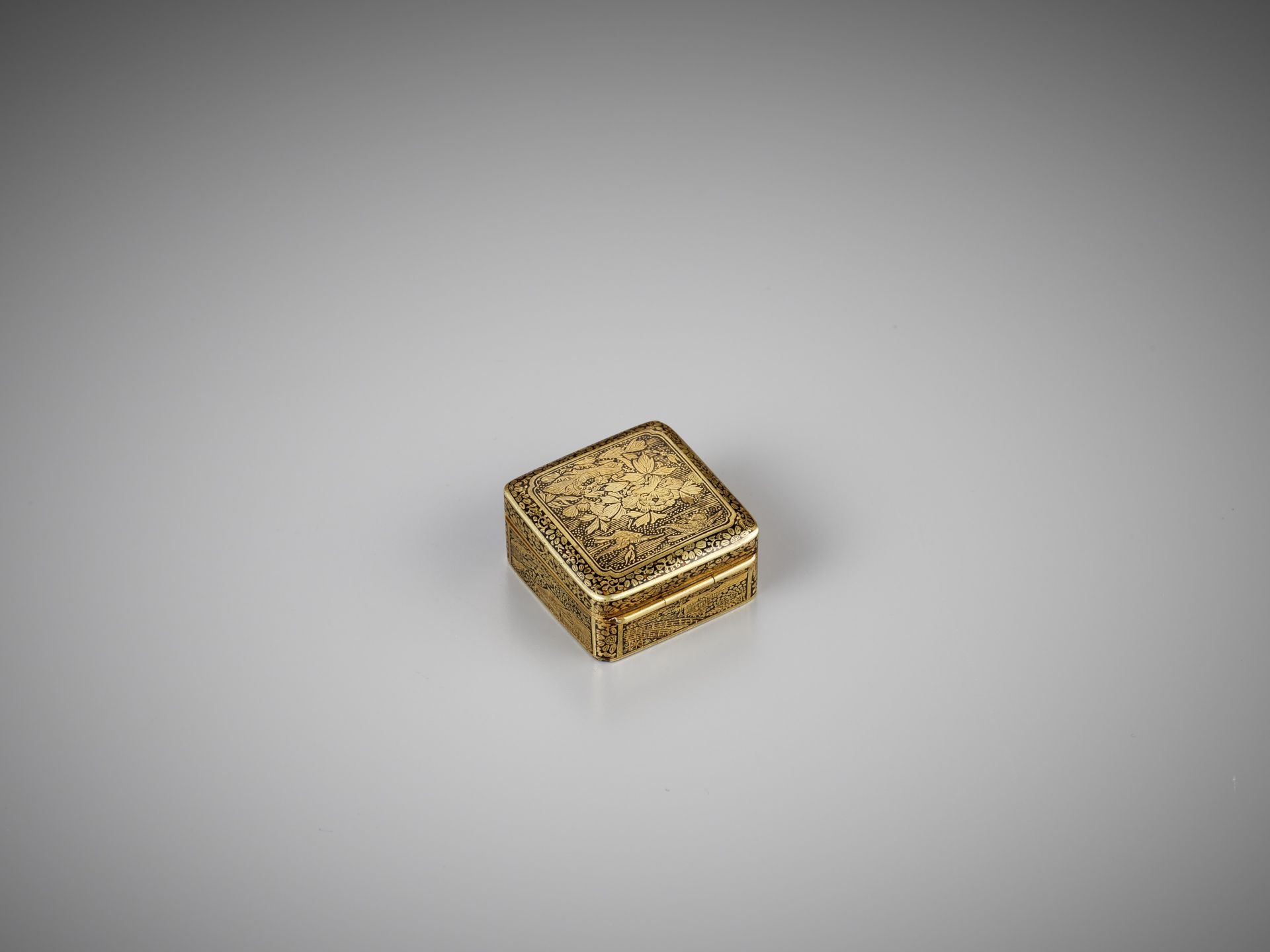 A GILT KOMAI-STYLE MINIATURE BOX - Image 3 of 5