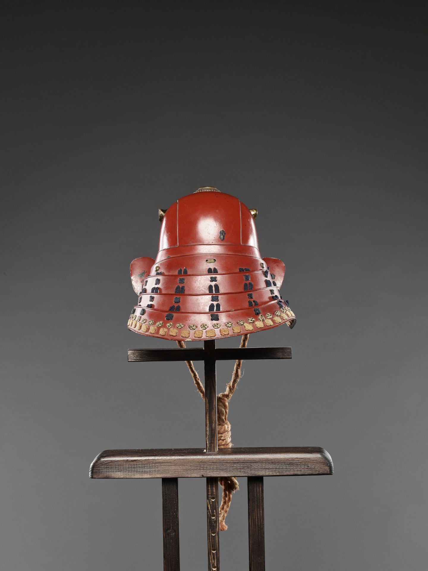 A RED-LACQUERED ZUNARI KABUTO WITH LION MASK MAEDATE - Image 7 of 10