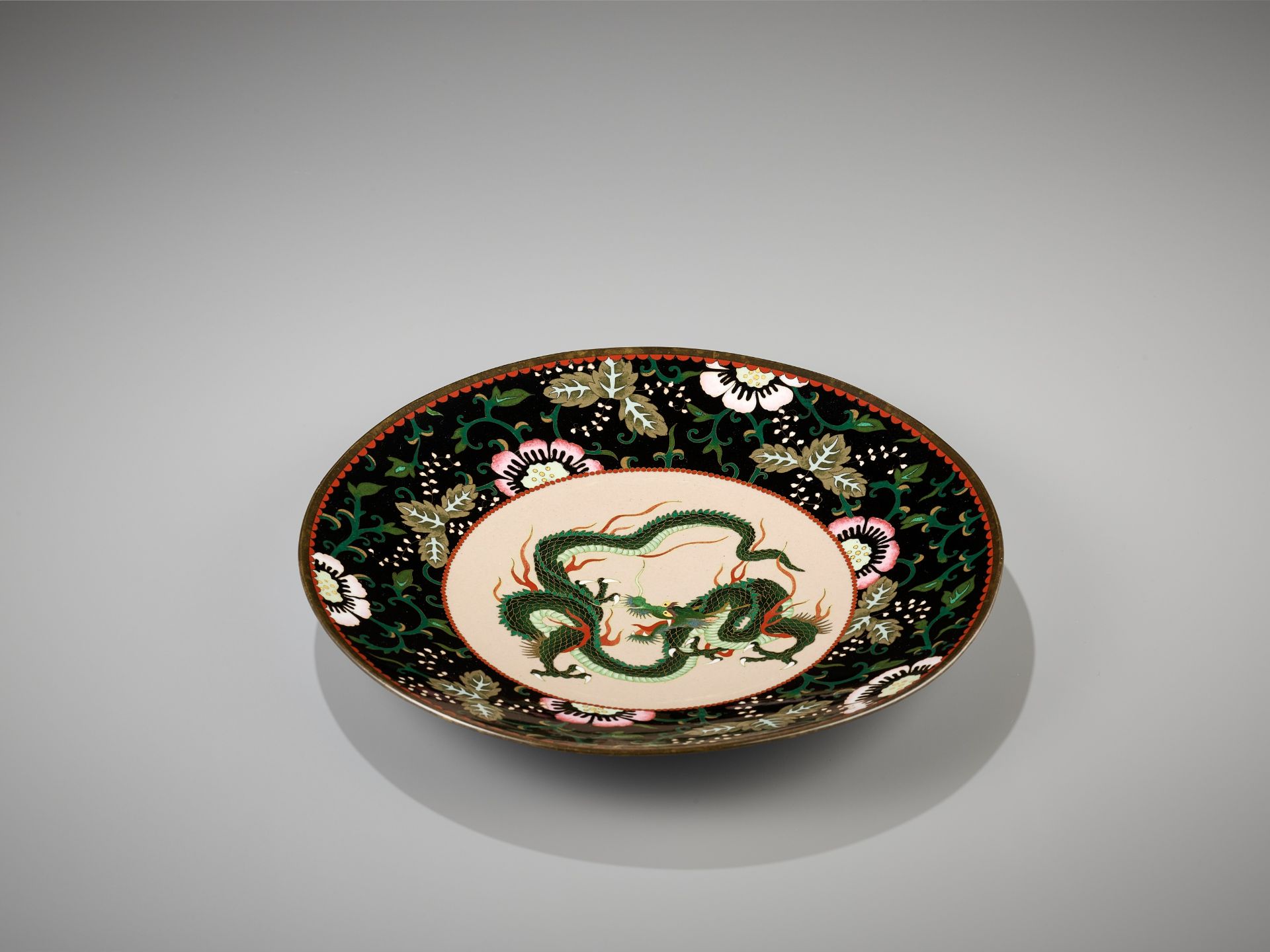 A DRAMATIC CLOISONNÃ‰-ENAMEL DRAGON PLATE - Image 4 of 6