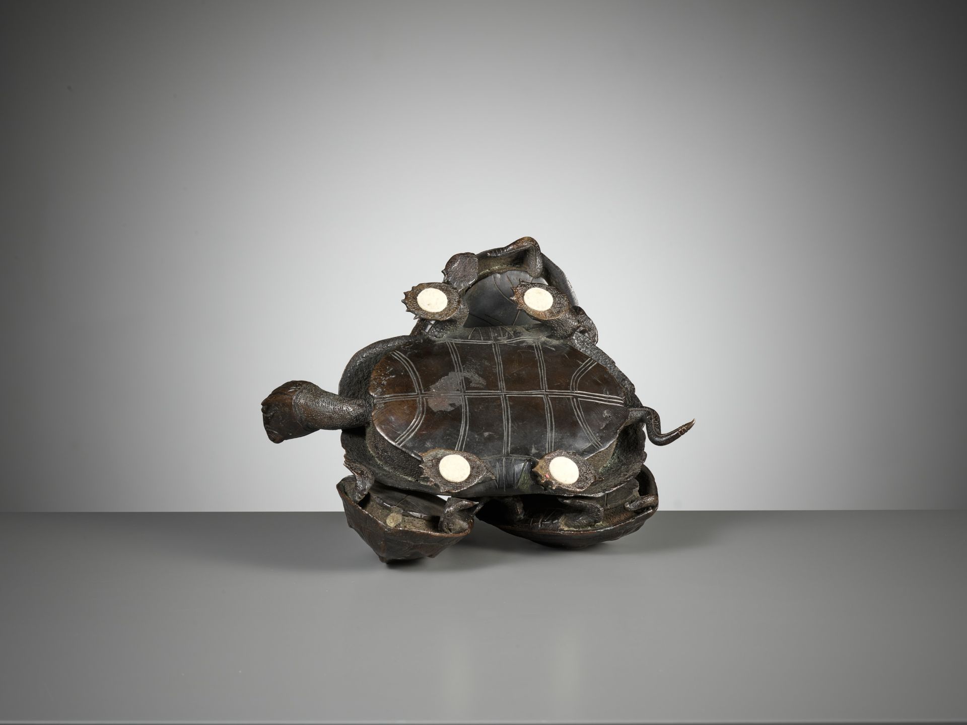 A LARGE BRONZE OKIMONO OF FIVE TURTLES - Bild 11 aus 12