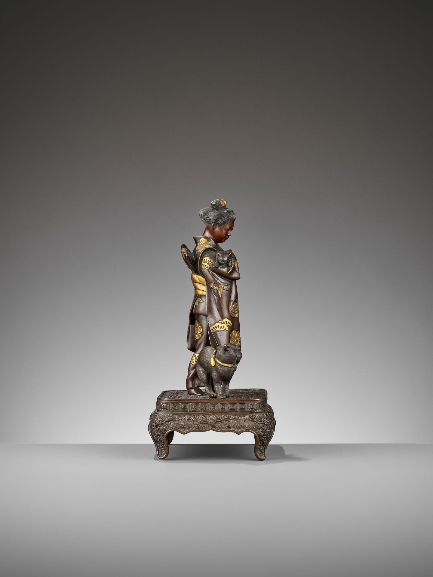 MIYAO: A RARE GOLD-INLAID BRONZE OKIMONO OF A LADY WITH CATS - Bild 10 aus 14