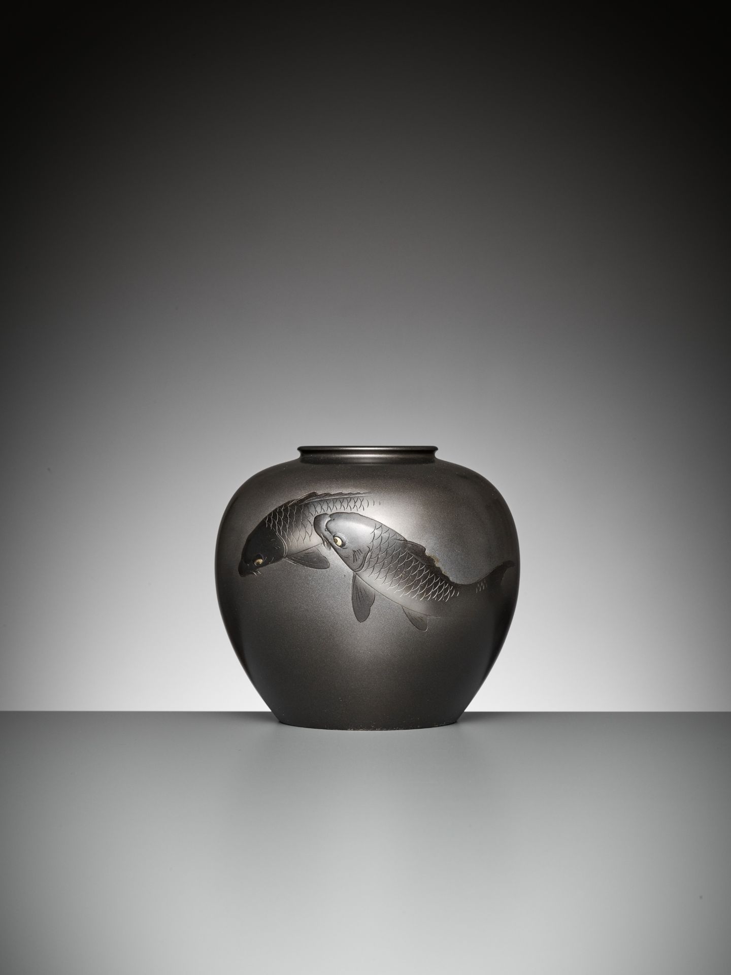 KOHO: A FINE BRONZE VASE WITH TWO CARPS - Image 4 of 12