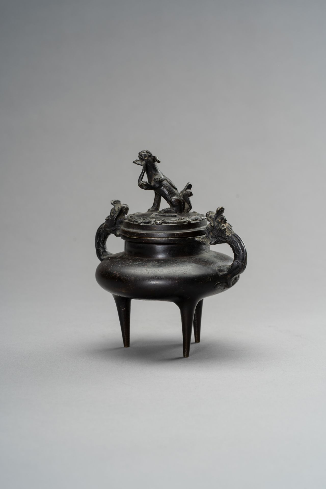 A MINIATURE BRONZE 'BUDDHIST LION' TRIPOD CENSER, QING DYNASTY - Image 9 of 13