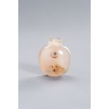 A SHADOW AGATE SNUFF BOTTLE, QING DYNASTY