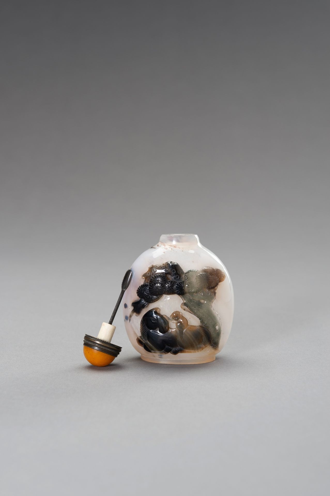 A CHALCEDONY 'HORSE AND MONKEY' SNUFF BOTTLE, 1900s - Image 9 of 11
