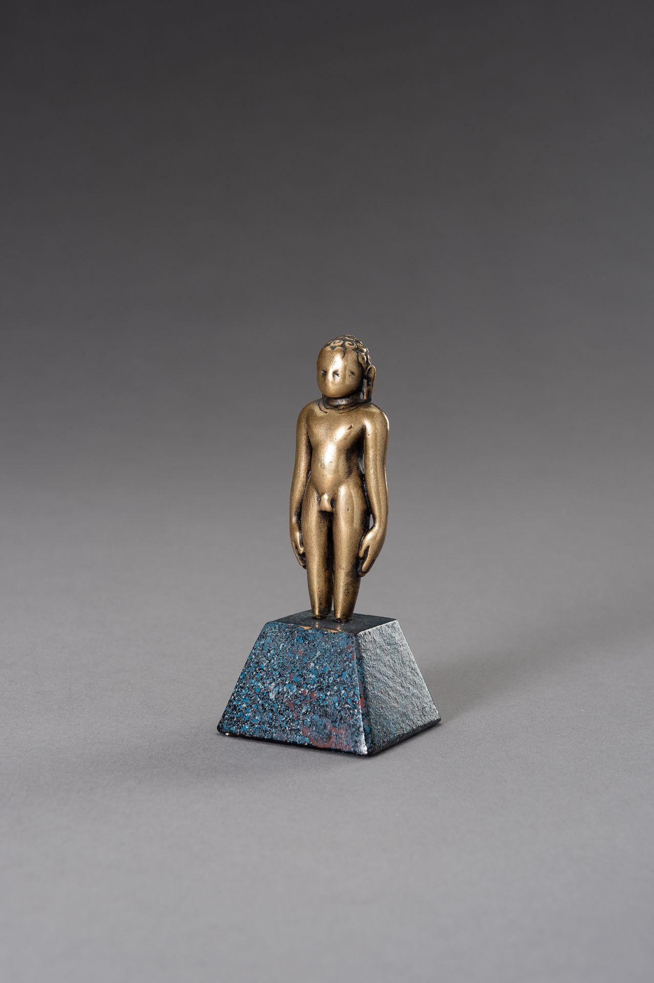 A SMALL JAIN BRASS FIGURE OF BAHUBALI - Image 2 of 7