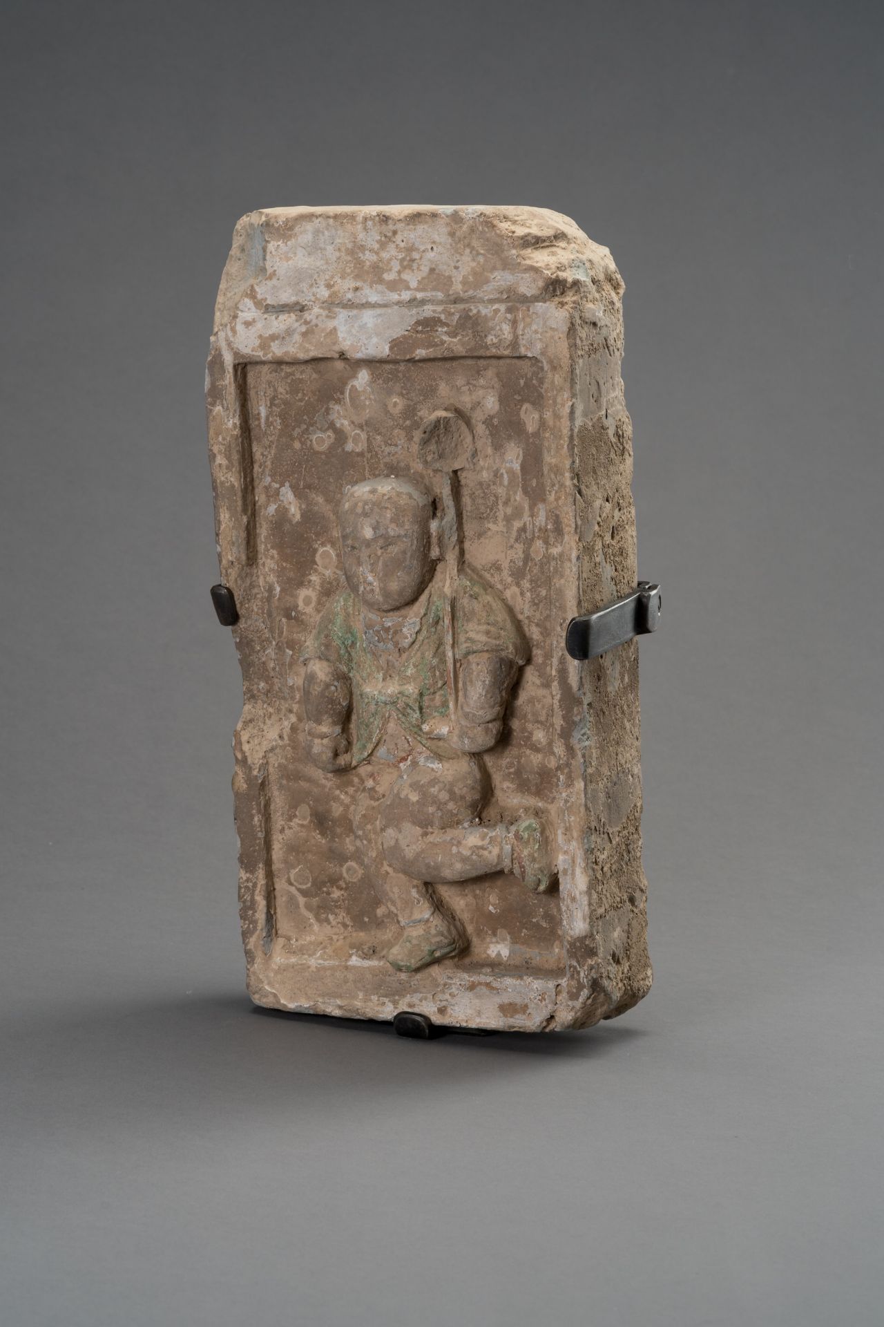 A TERRACOTTA BRICK DEPICTING A CHILD WITH STANDARD, SONG DYNASTY - Bild 2 aus 5