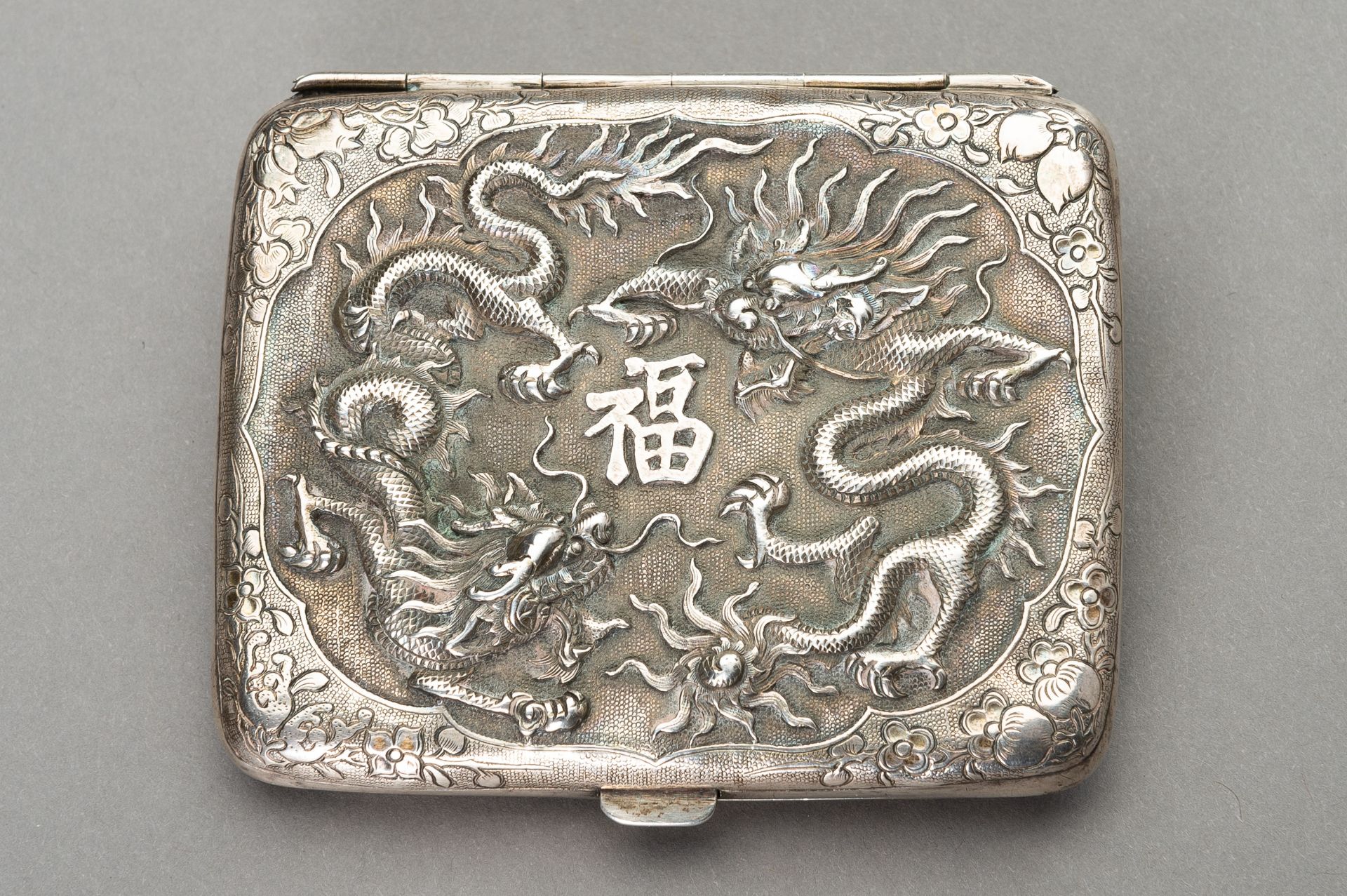 A SILVER REPOUSSE CIGARETTE CASE DEPICTING DRAGONS AND FARMERS - Image 6 of 10