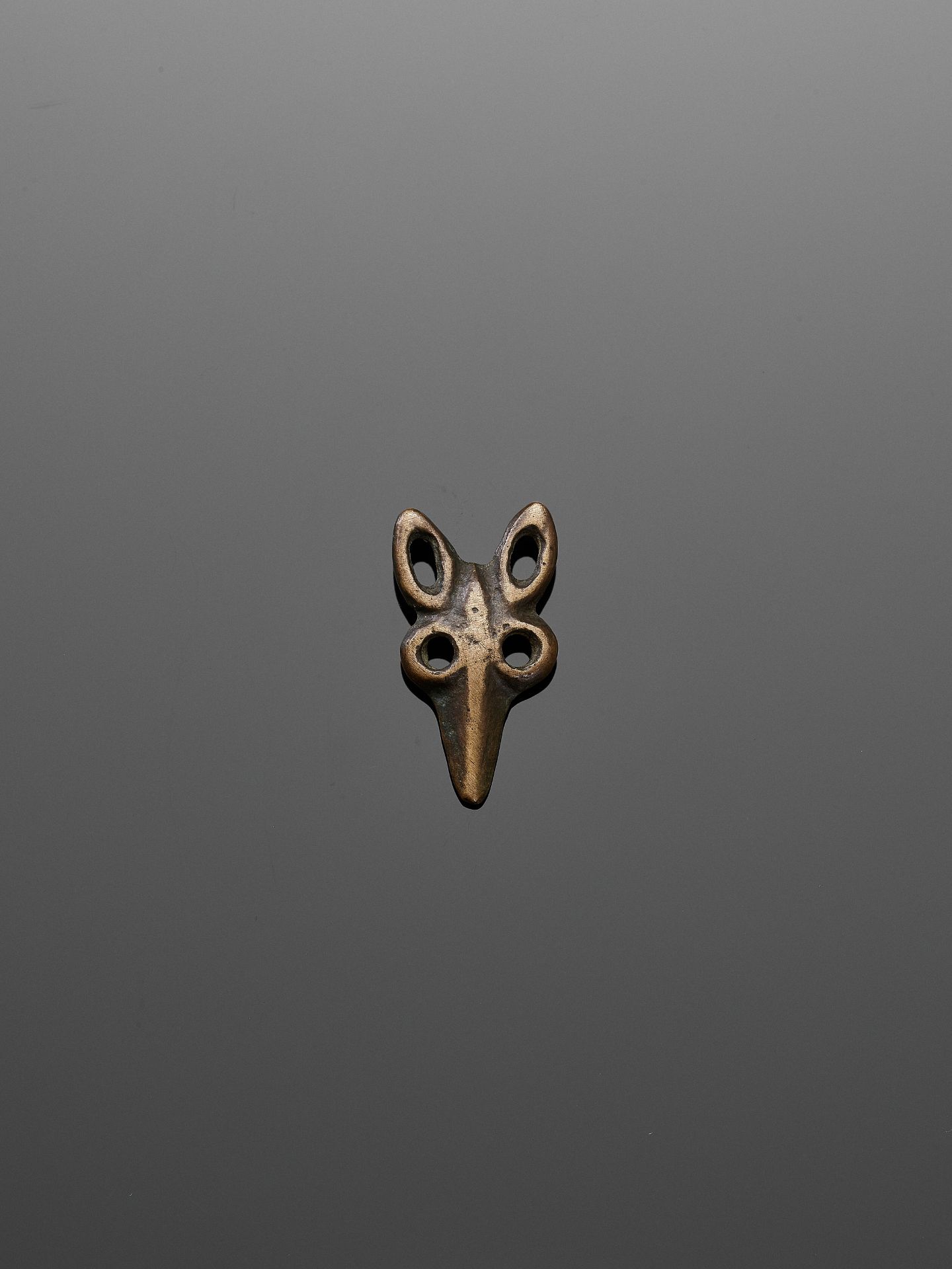 AN ORDOS 'WOLF HEAD' BRONZE PLAQUE, WARRING STATES PERIOD - Image 3 of 6