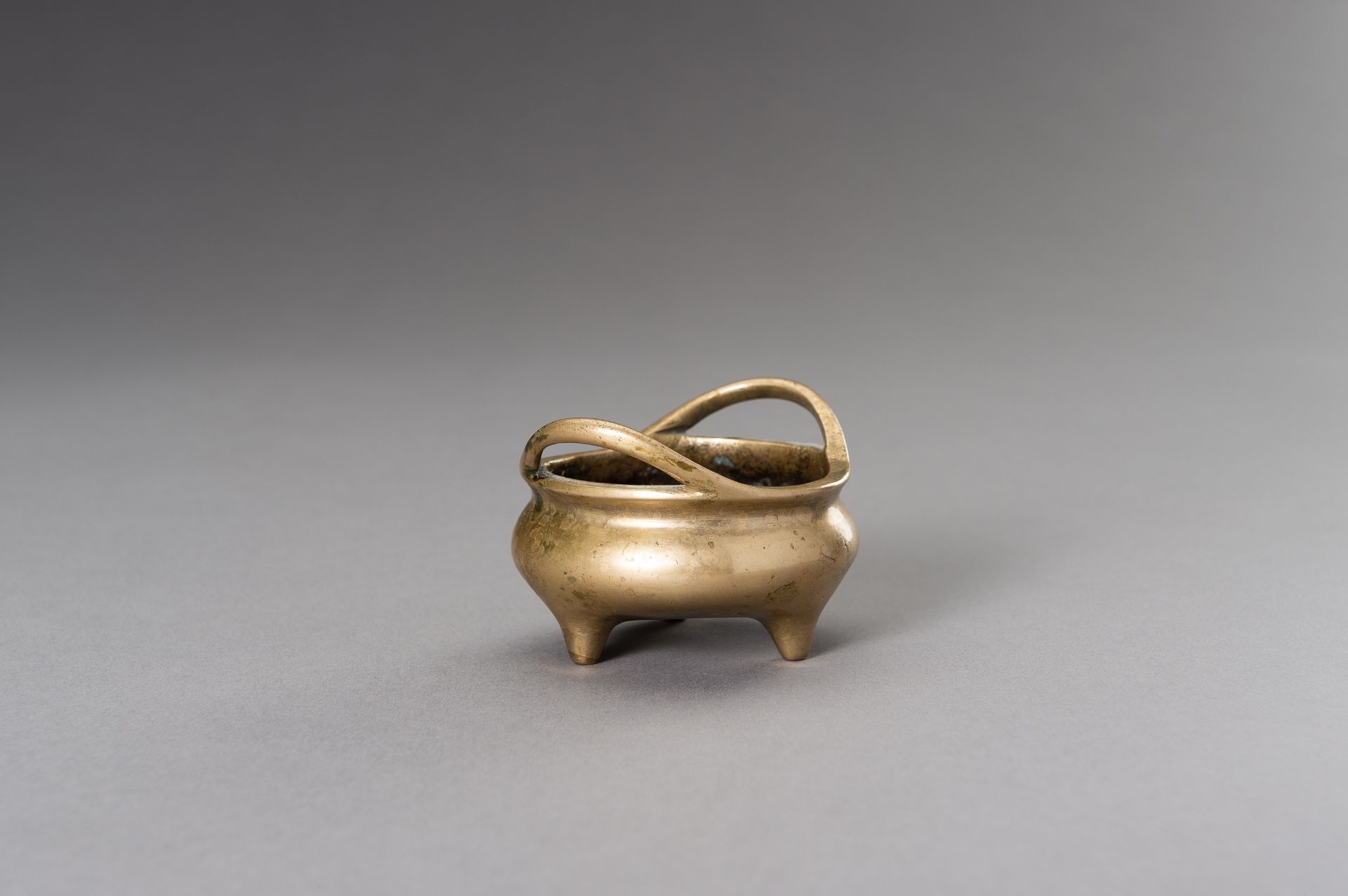 A MINIATURE BRONZE TRIPOD CENSER, QING DYNASTY - Image 6 of 9