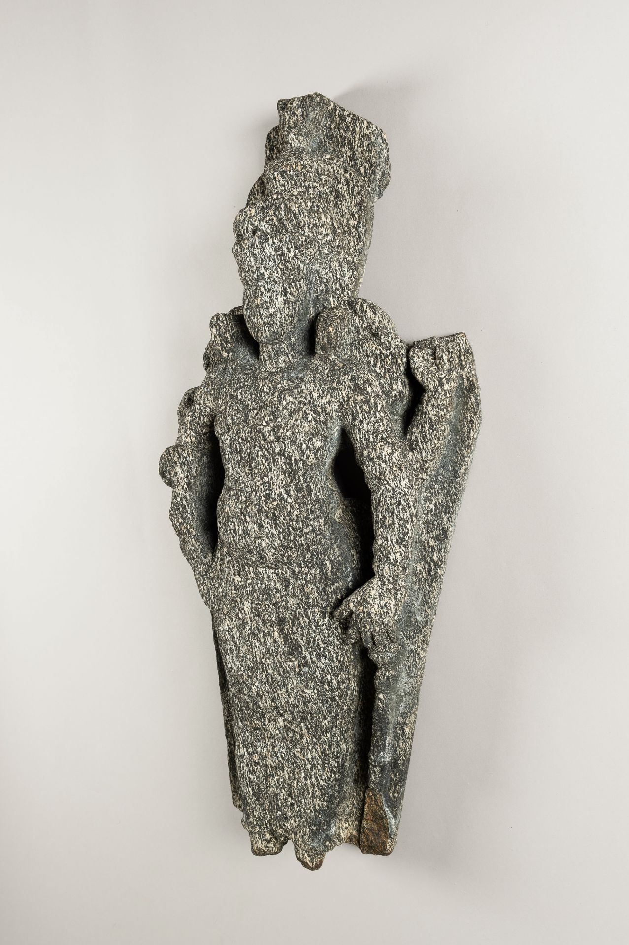 AN INDIAN GRANITE STONE STATUE OF A DEITY - Image 4 of 14