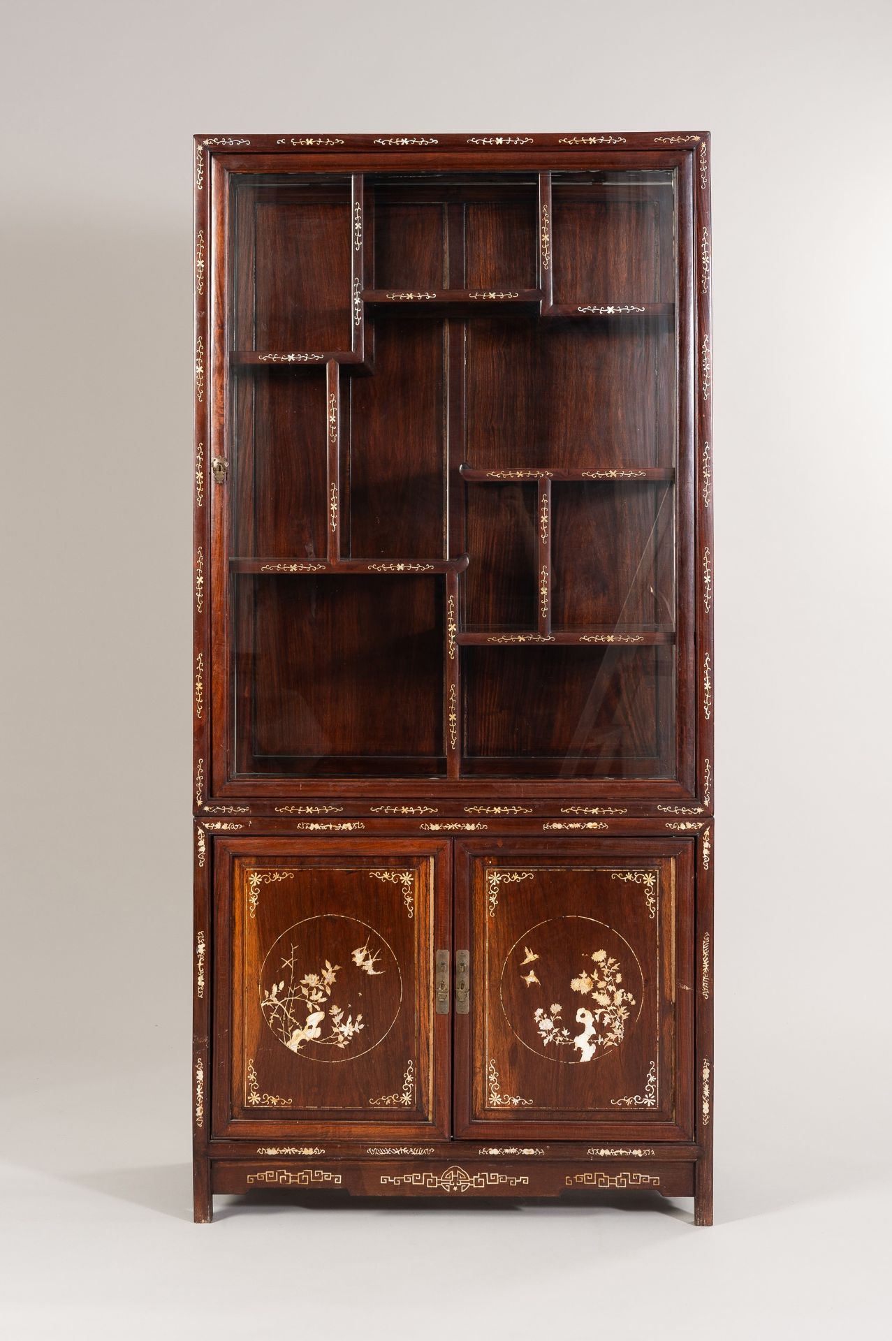 A PAIR OF MOTHER OF PEARL INLAID DISPLAY CABINETS, 1900s - Bild 2 aus 42